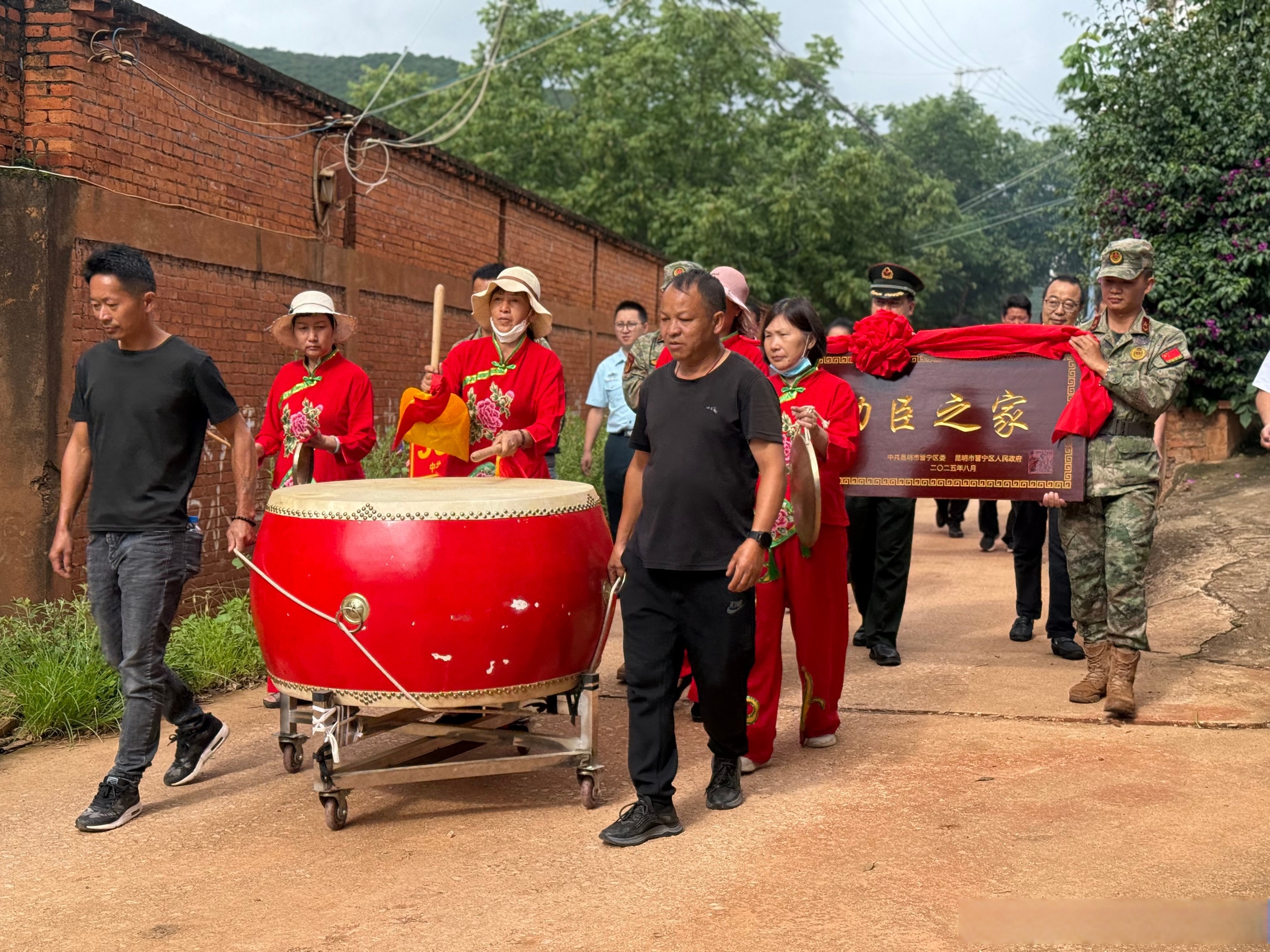 荣立二等功,并将喜报和牌匾送到了军属家中,让这份荣誉在家乡的土地上