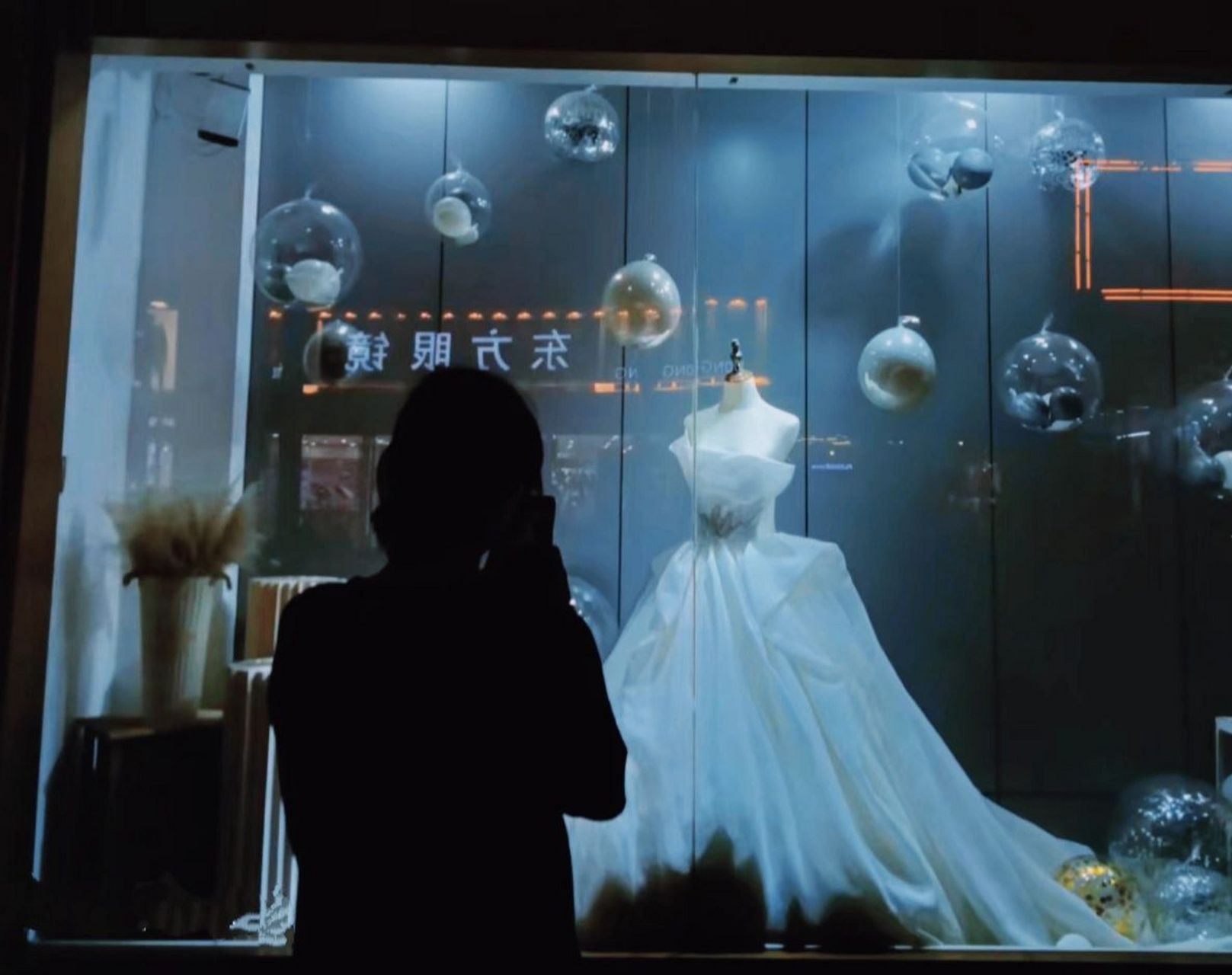 站在橱窗外望着里面的婚纱,我真的看了好久 站在橱窗外望着里面的婚纱