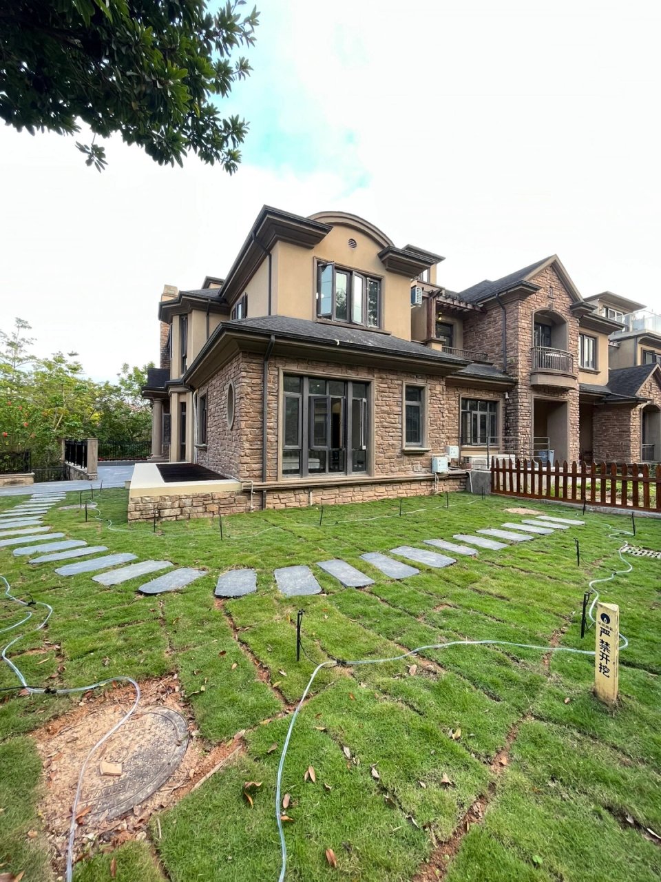 莱蒙水榭山 端头别墅 实用1000平 全新精装 建筑面积273平米 实用约有