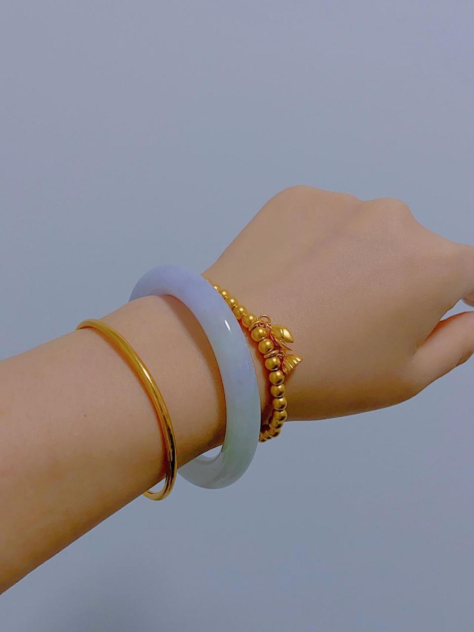 金镯配玉镯这种戴法我戴了4年 亲身实践证明纯金手镯跟玉一起戴无碍