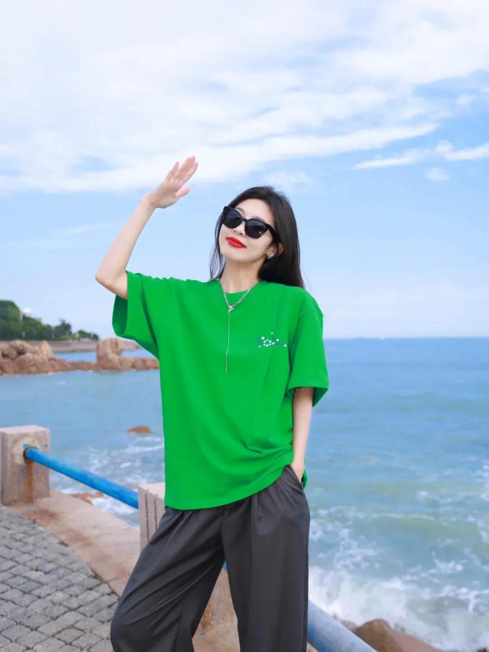 还得是各种清新的颜色,绿色的t恤,明度和饱和度都比较高一些,搭配上