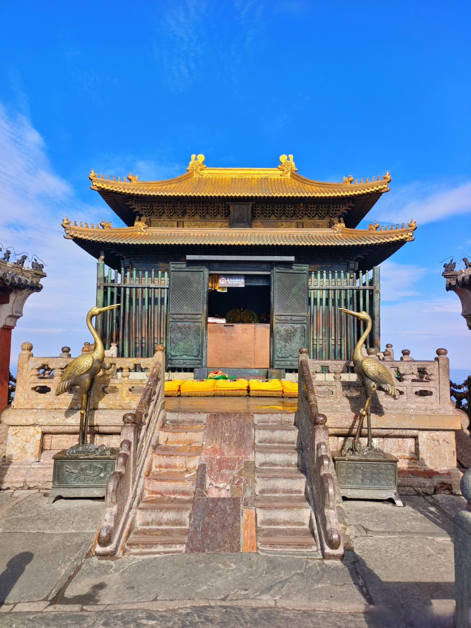 夏日晴空下的武当山金顶金殿,明早期官式脊饰和官式彩画的标本建筑!