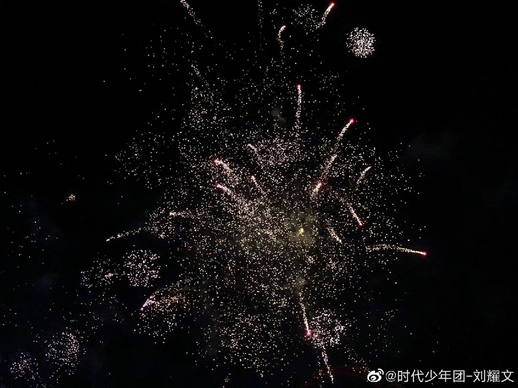 《烟花升停在星空》 #tnt时代少年团# #刘耀文