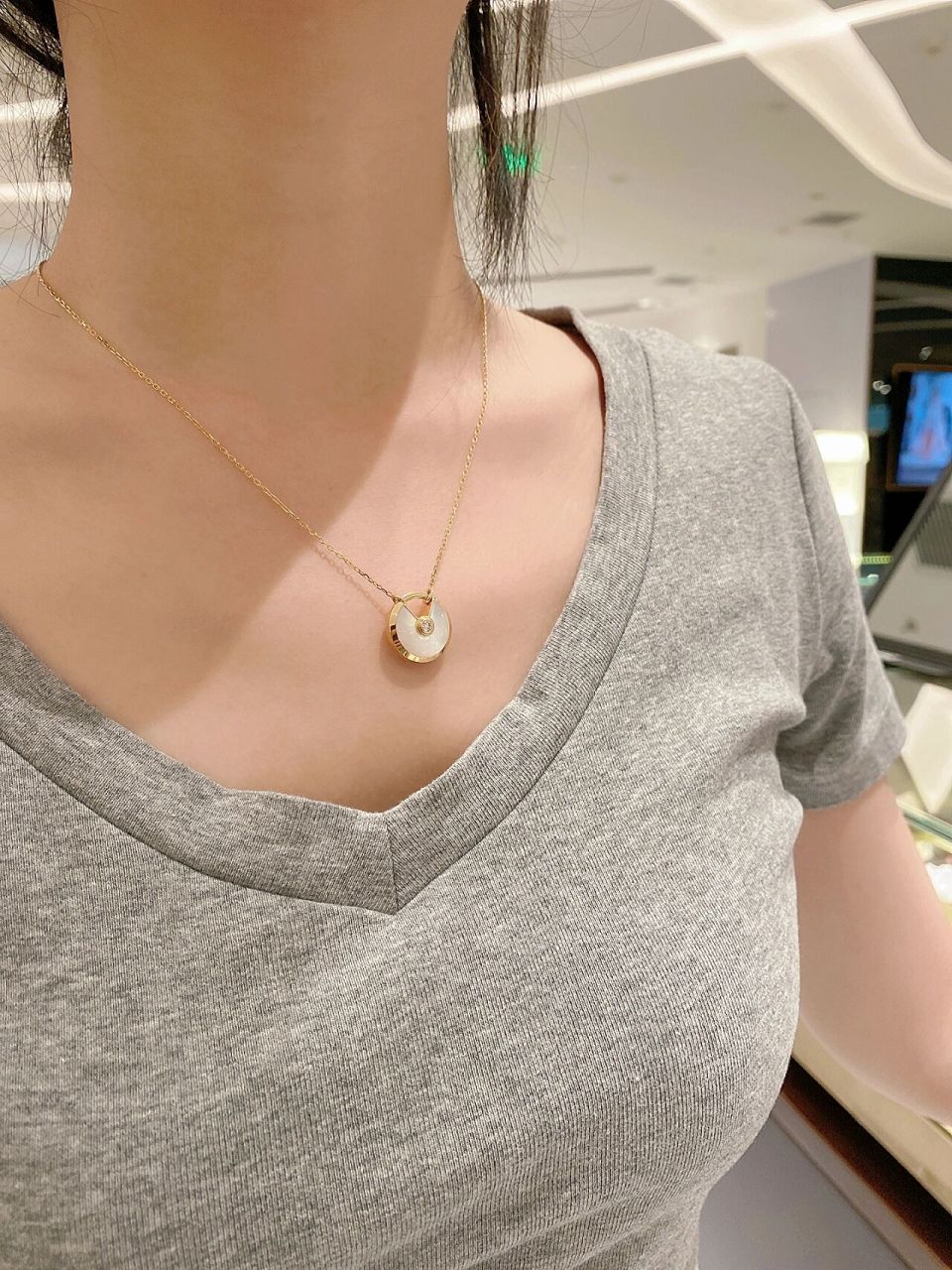 卡地亚 cartier护身符项链yyds07 卡地亚选用了天然的宝石制作了这