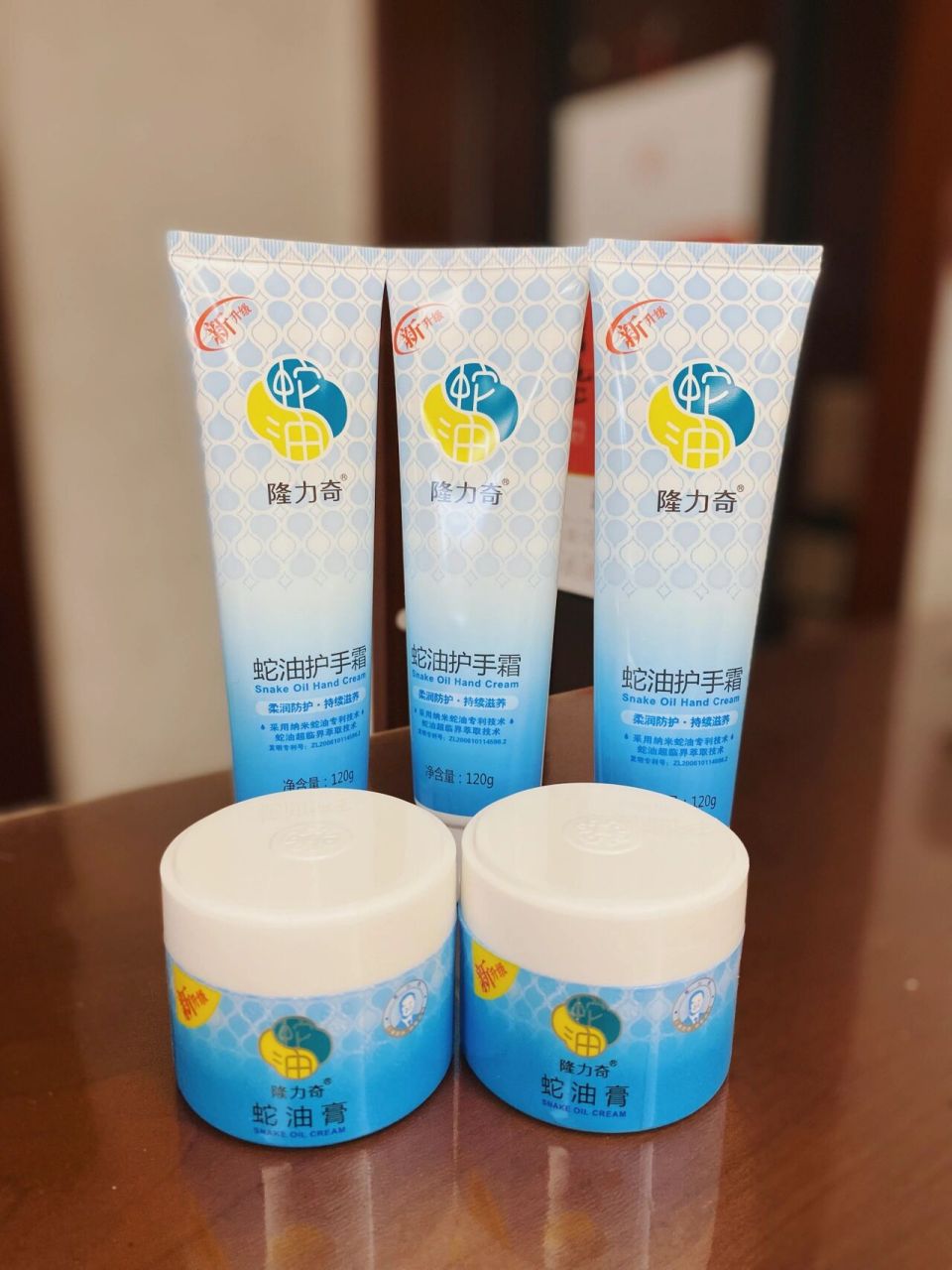 隆力奇蛇油膏 国货之光!便宜好用! 坐月子中,每次泡完脚就会涂一点,很