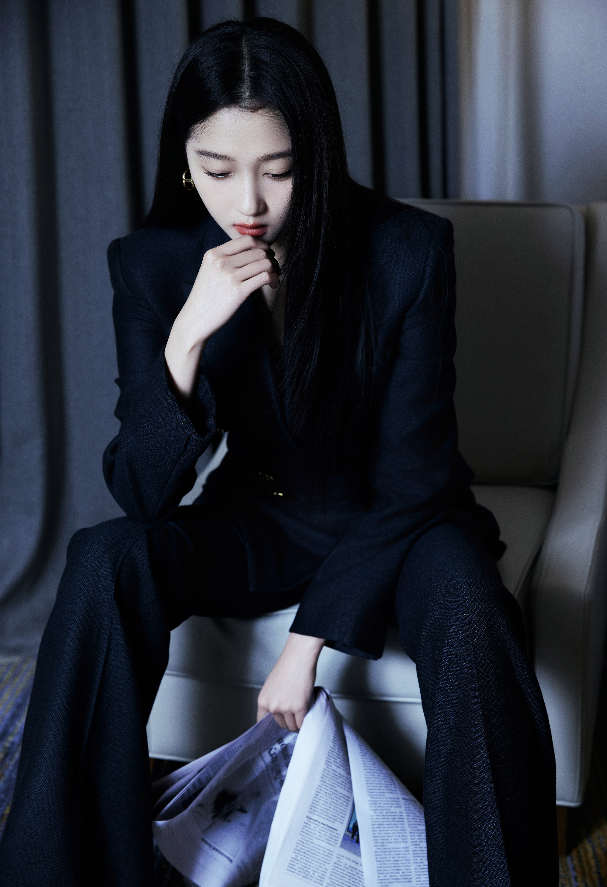 关晓彤,墨镜西装黑酷有型