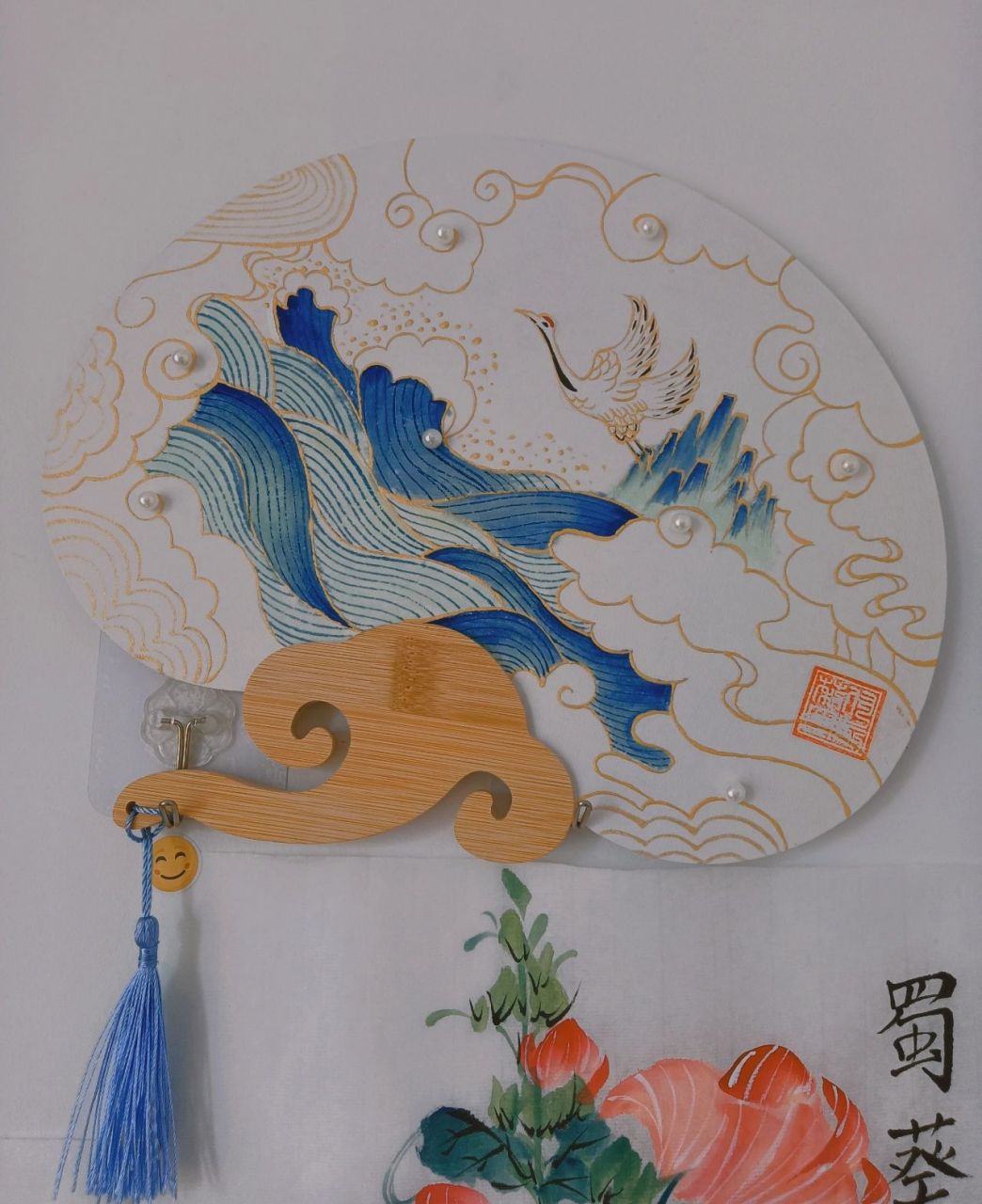 国画团扇步骤图来啦~ 先用铅笔起形——再上色——然后用金粉勾边