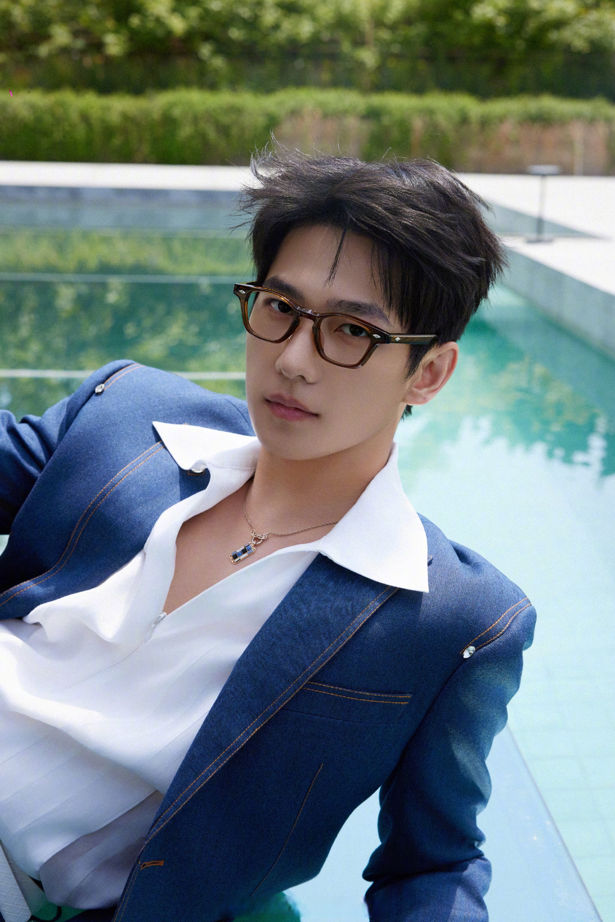 杨洋蓝色系造型# 杨洋 深蓝牛仔西装搭配白衬衫,黑框眼镜亮相婆牌