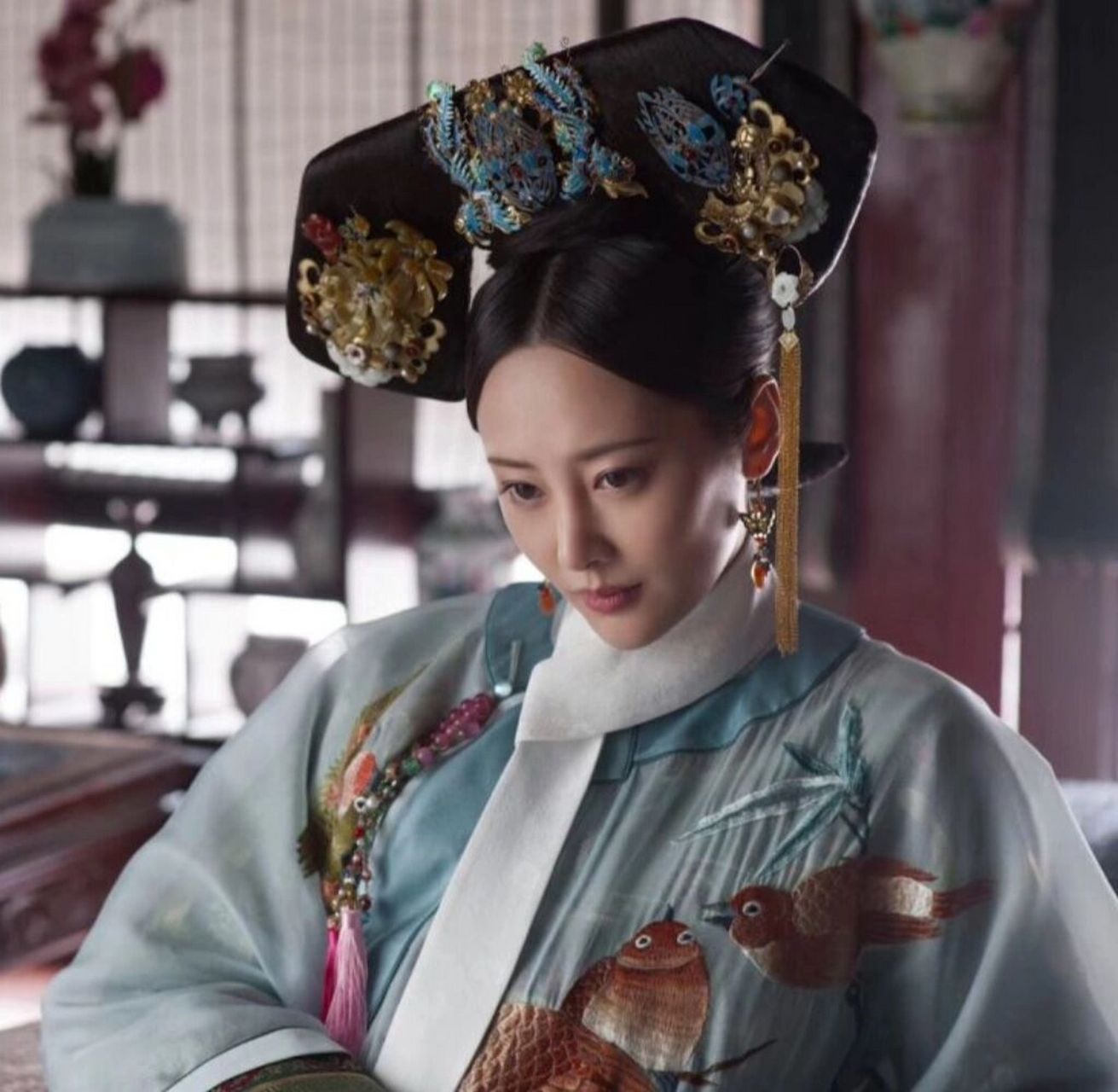 如懿传卫嬿婉插画 奇迹婉婉来啦 1:令妃-金饰 珠花白玉步摇  粉色草叶