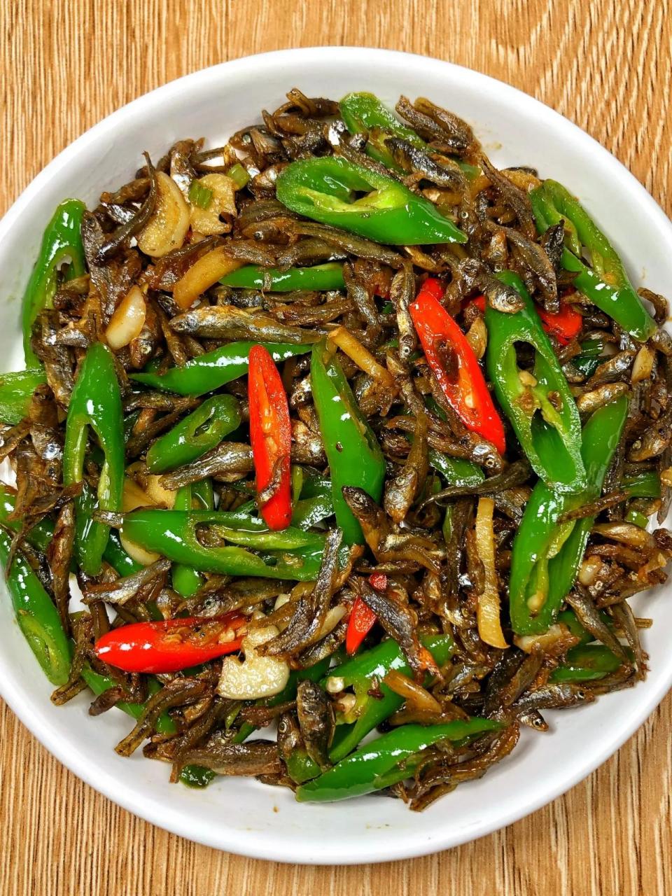 江西菜辣椒炒小鱼仔,香辣酥脆,做法简单~ 做法: 1,热油将小鱼干煸炒