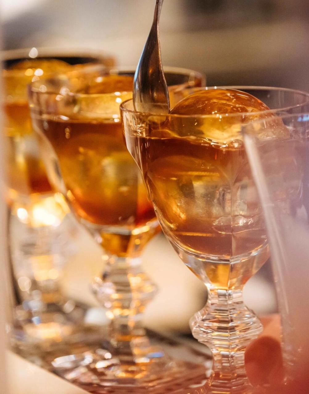 在这次法式餐桌艺术展上,提起承载葡萄酒的容器就不得不说到水晶杯及