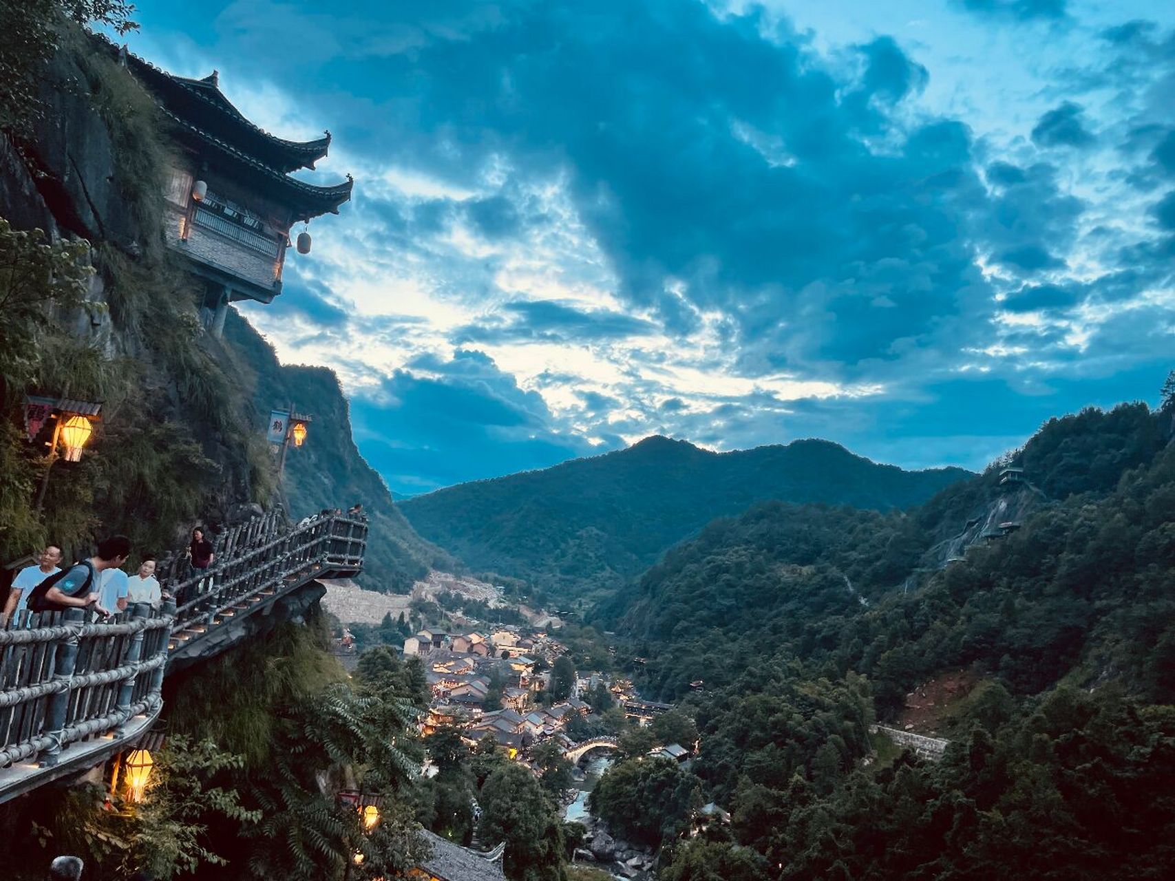 江西上饶望仙谷,悬崖上的神仙小镇 现实版的仙侠世界 黄墙黛瓦应和着