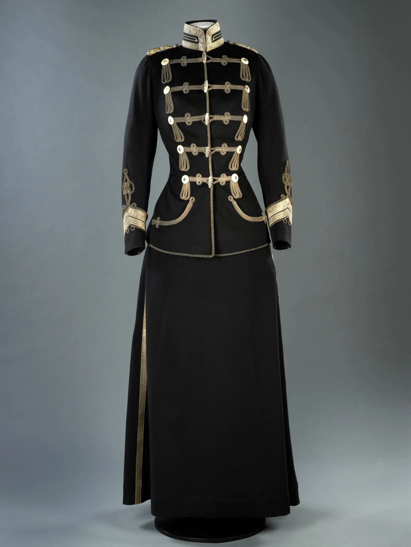 军事收藏:德国公主定制的骠骑兵礼服 维多利亚·路易斯公主定制的