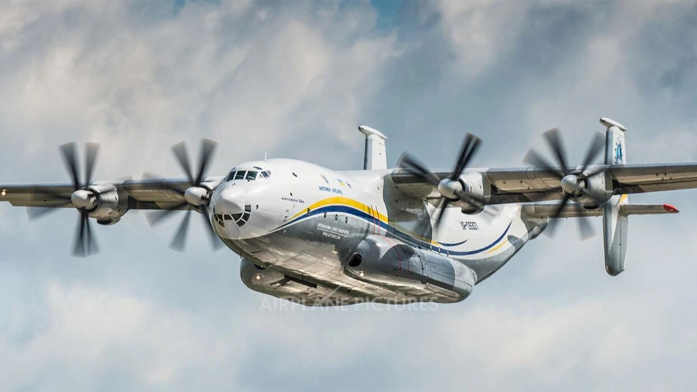 世界最大螺旋桨飞机安22,比图95还大 安-22是前苏联安东诺夫设计局