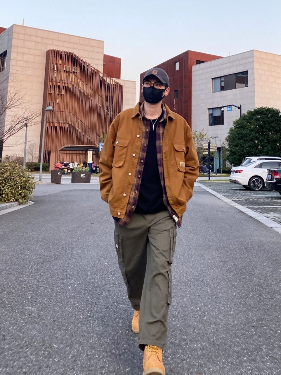 早春穿搭|硬汉工装风搭配 今天这套先用圆领黑t做打底,内搭穿一件复古