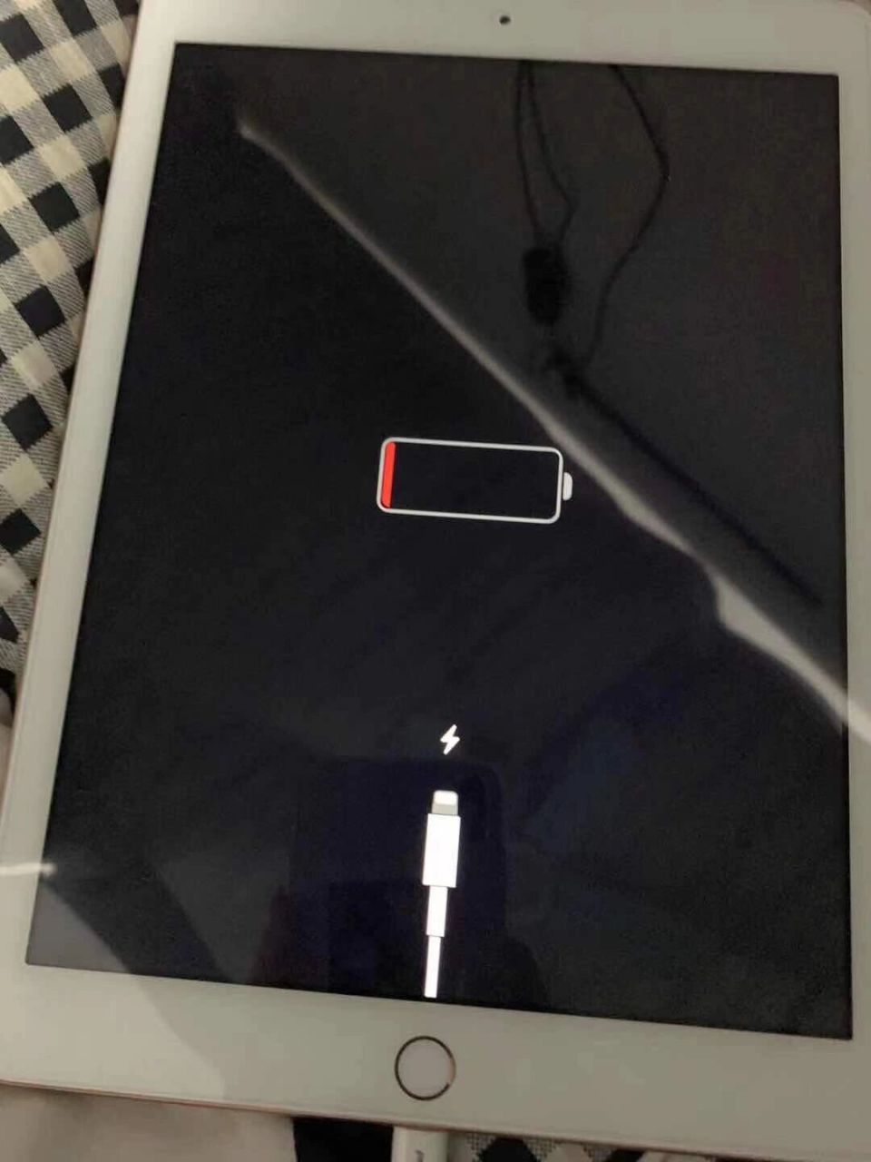 ipad充电显示苹果图标图片