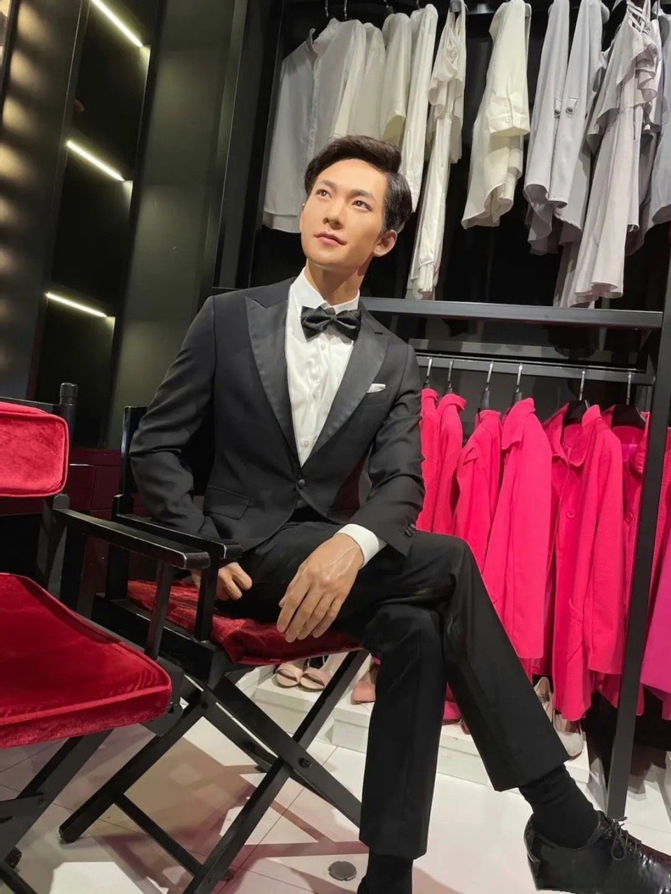 蜡像身高不允许作假,所以杨洋的蜡像是坐着的[三哈]