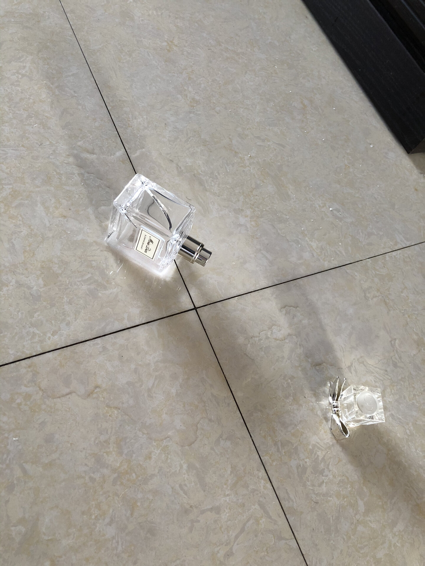 摔碎的香水怎么收拾不浪费,挺急的