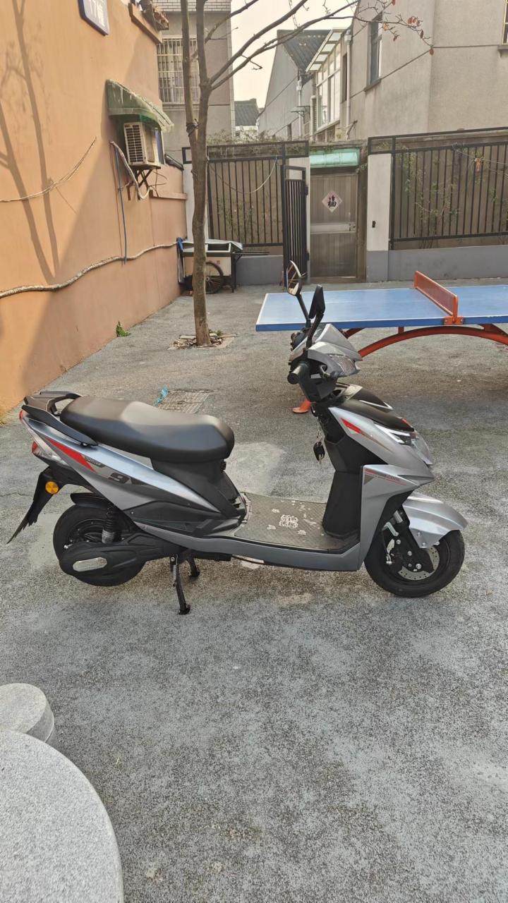电动车,牌子是豪顺,买了2个月的新车,99新,60伏20电池,满电好骑50公里