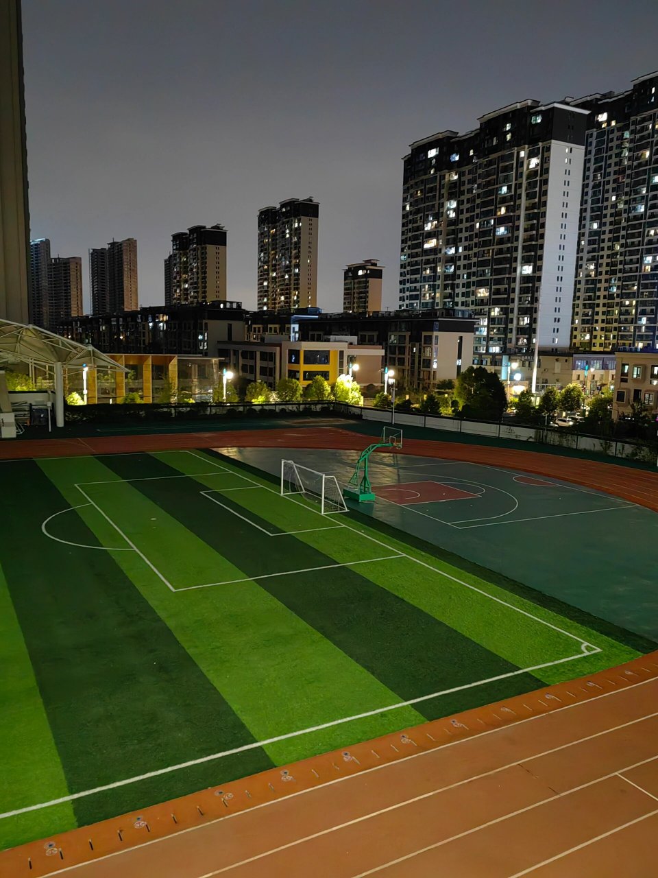 中心城光谷十八小 中心城光谷十八小实拍,校园硬件配置很不错的.