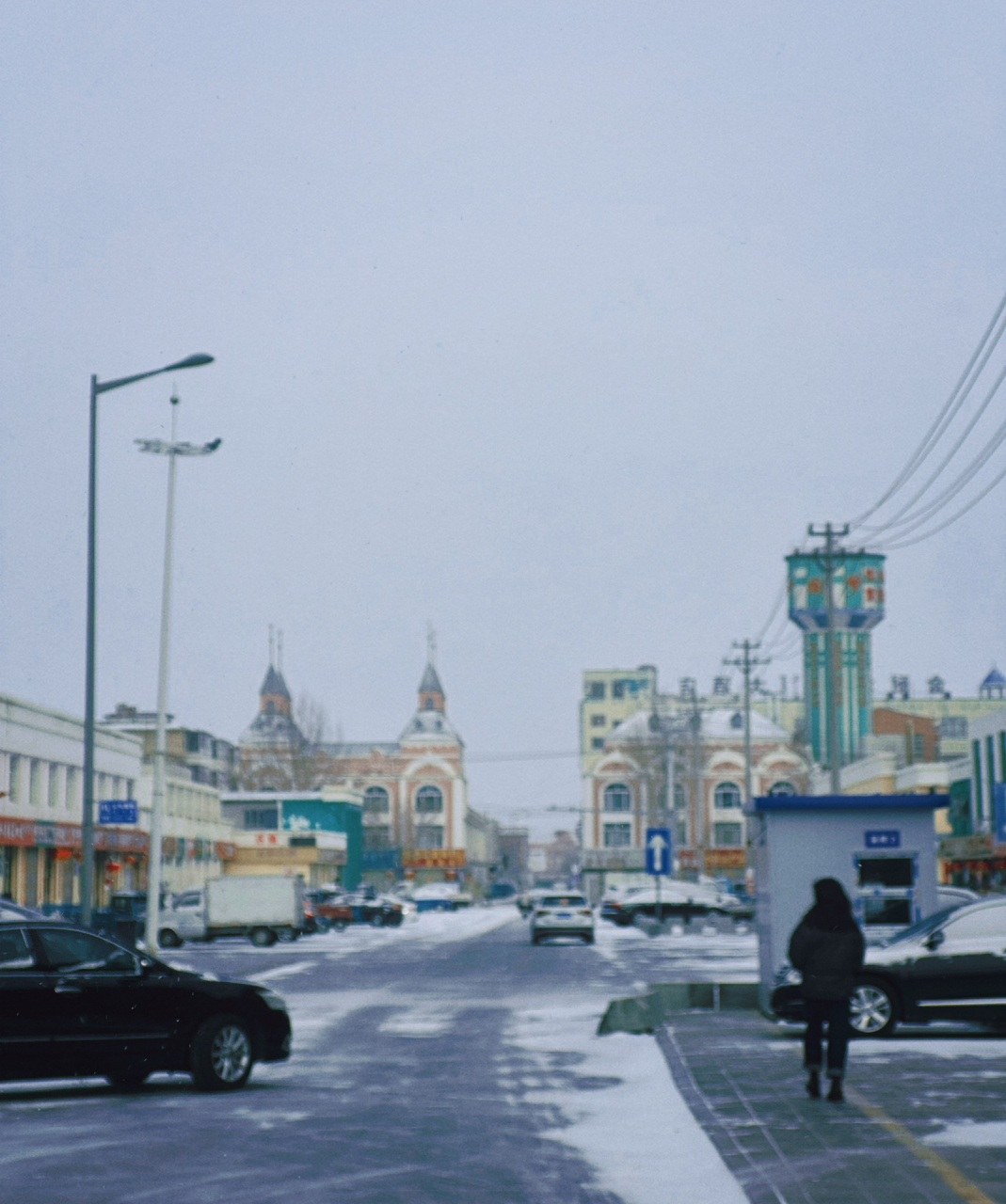 冬季的城市7615 雪变成了冰06 沿路踩在积雪上 虽然严寒 长