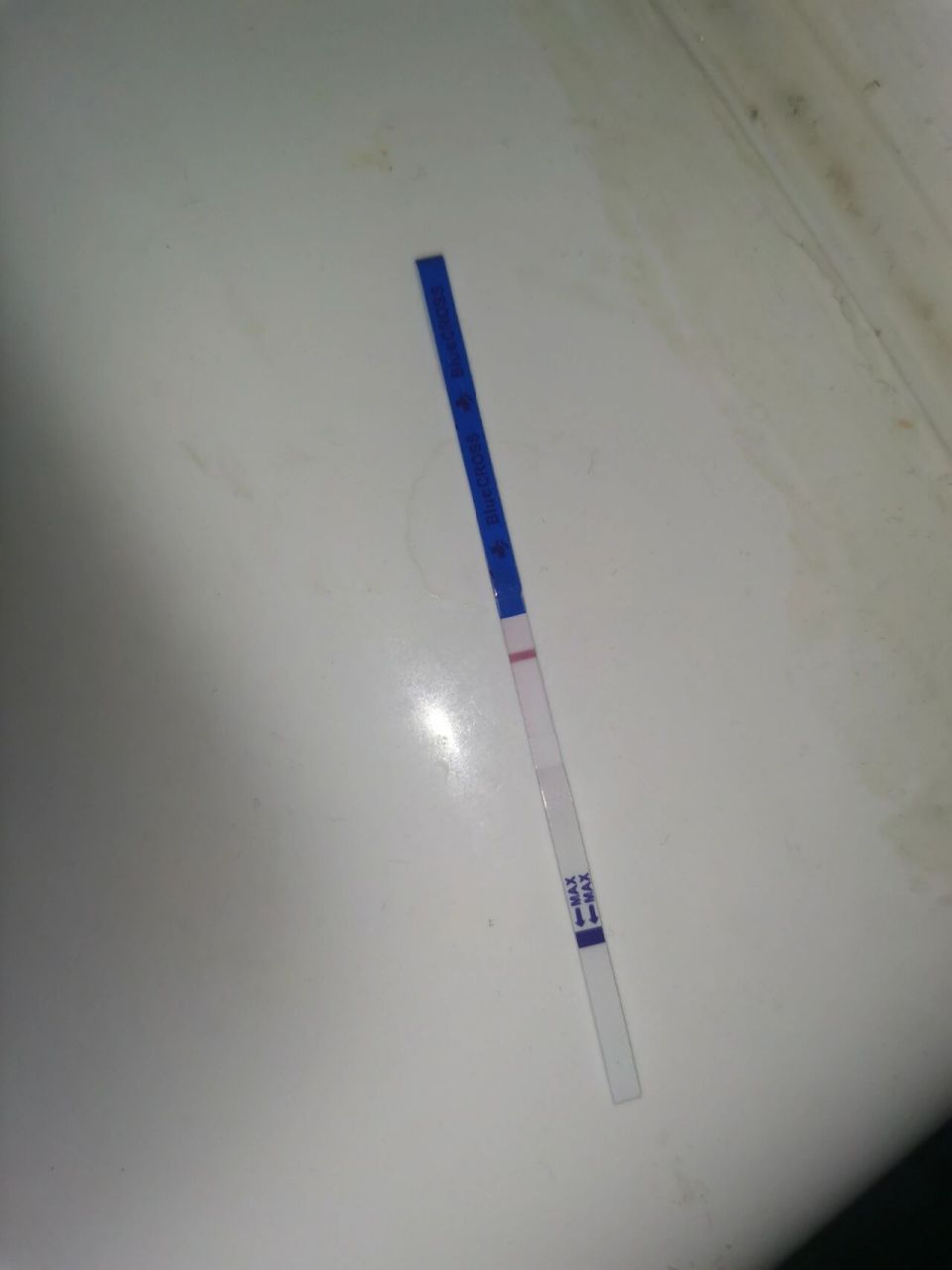 昨天没忍住买了验孕棒测了一下,一条杠,就放松了,心情很好,今天早上
