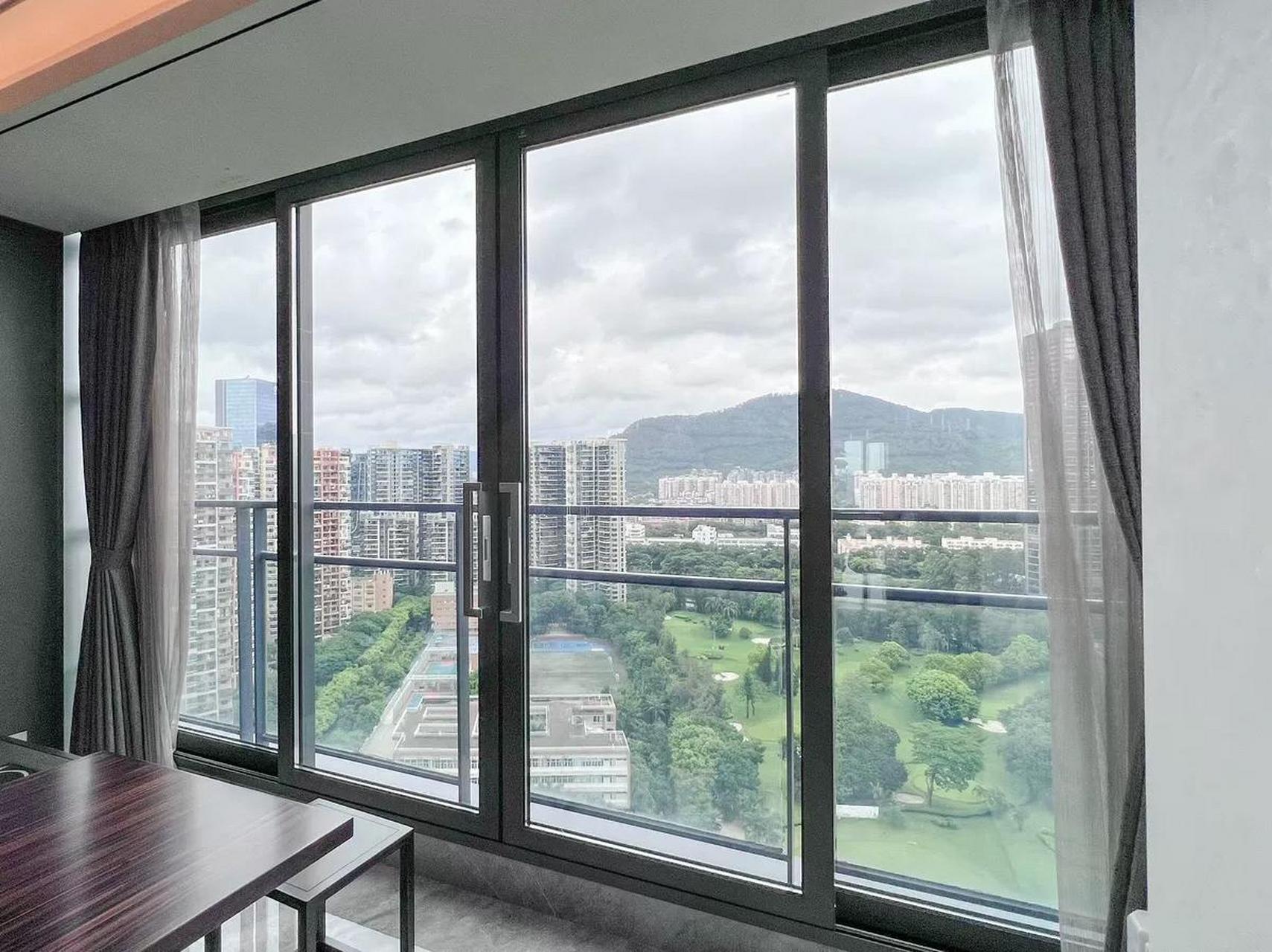 断桥铝平开窗的密封性跟保温隔热效果都非常不错,可以很好地隔绝热量