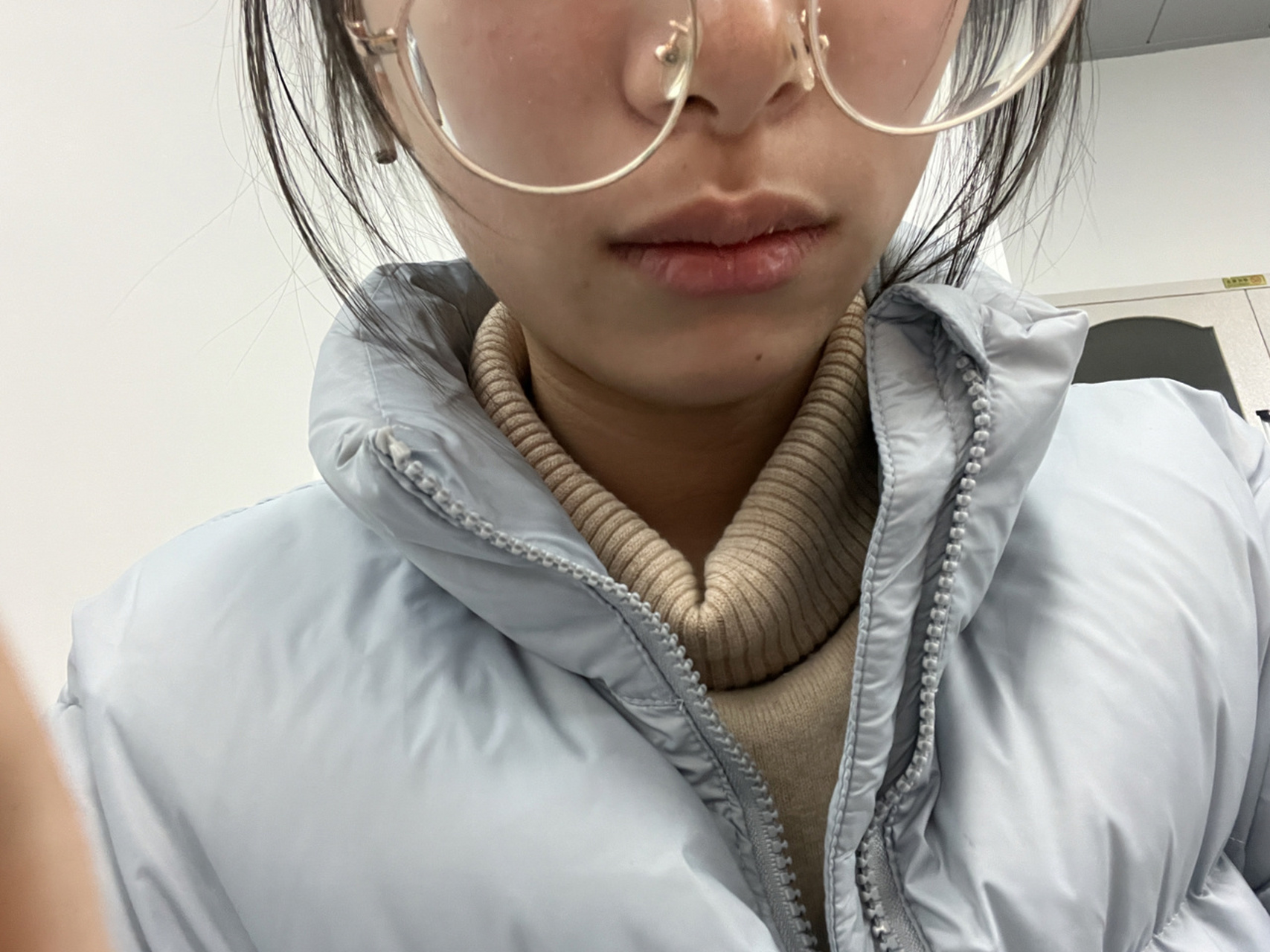 高度近视一只眼睛戴着眼镜突然看不清了 看看远都对不上焦,把眼镜拿远