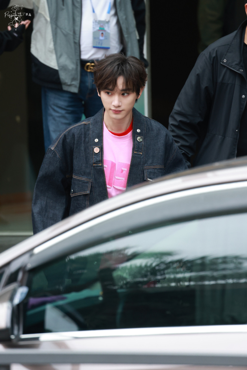 丁程鑫粉色套装上班图#   今天是小粉鑫!