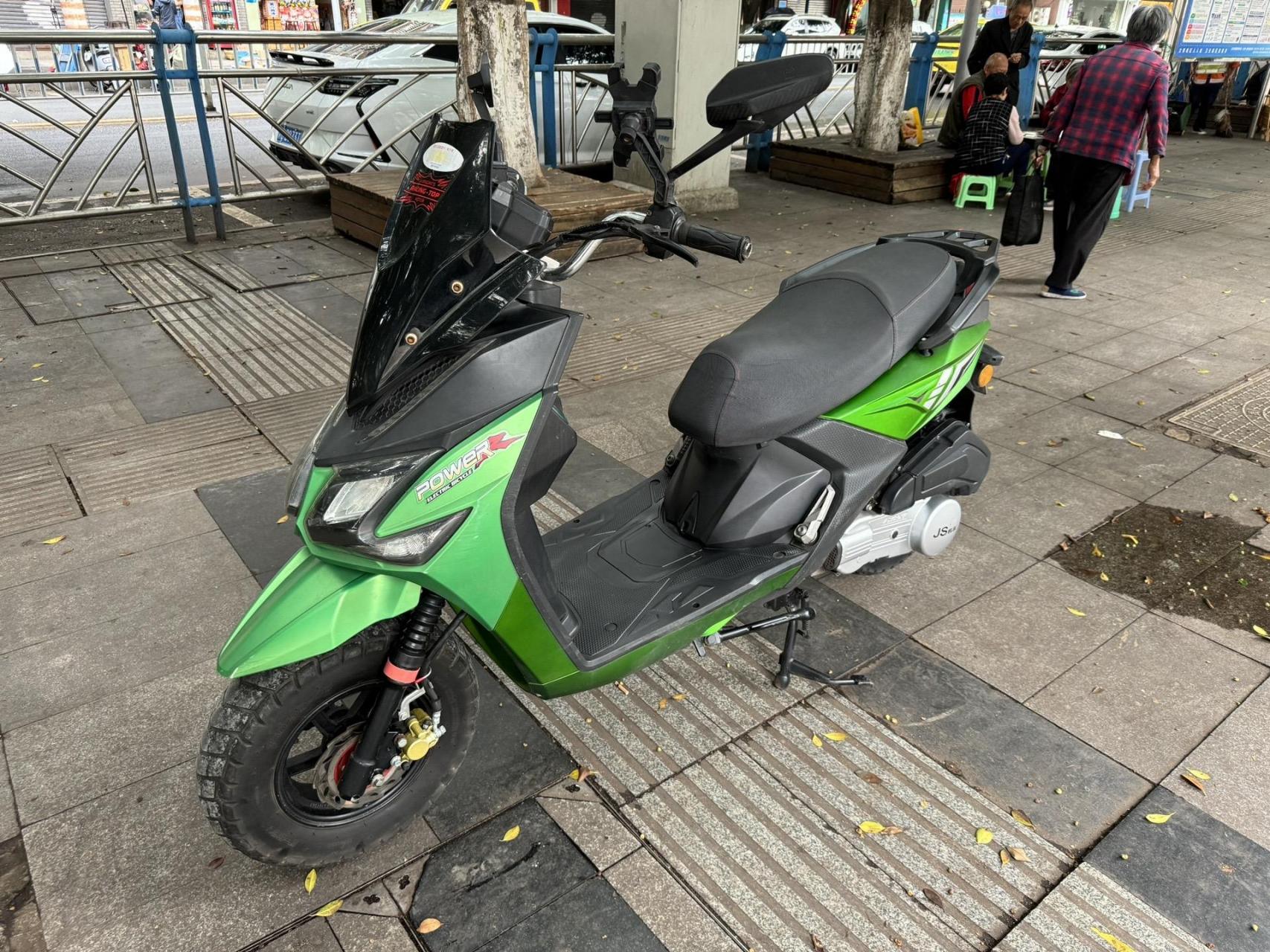 带户带牌照手续齐全可以过户.2388 带走,动力相当霸道踏板摩托车