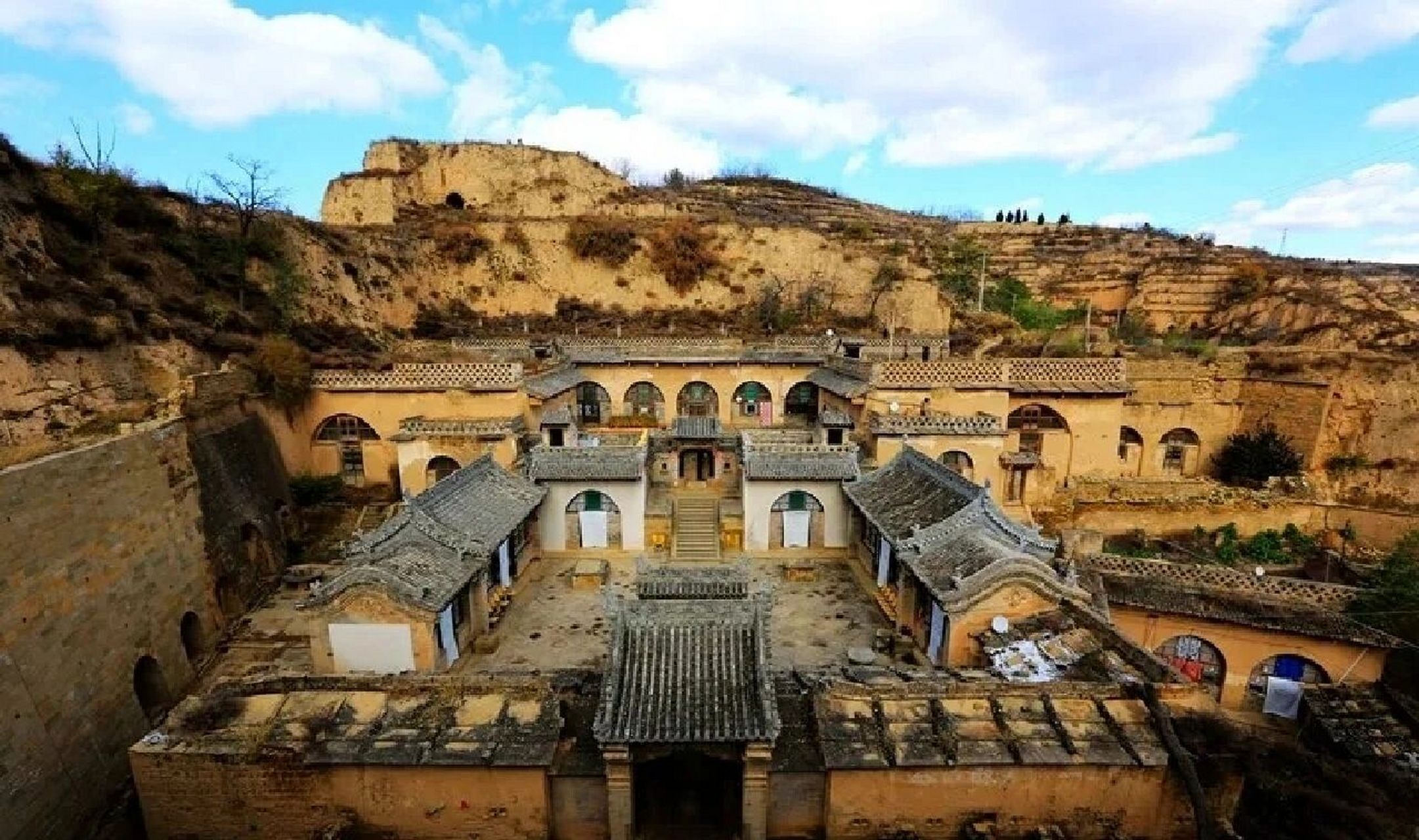 米脂窑洞古城 米脂窑洞古城,一座逾越了千年的历史文化名城,整个古城