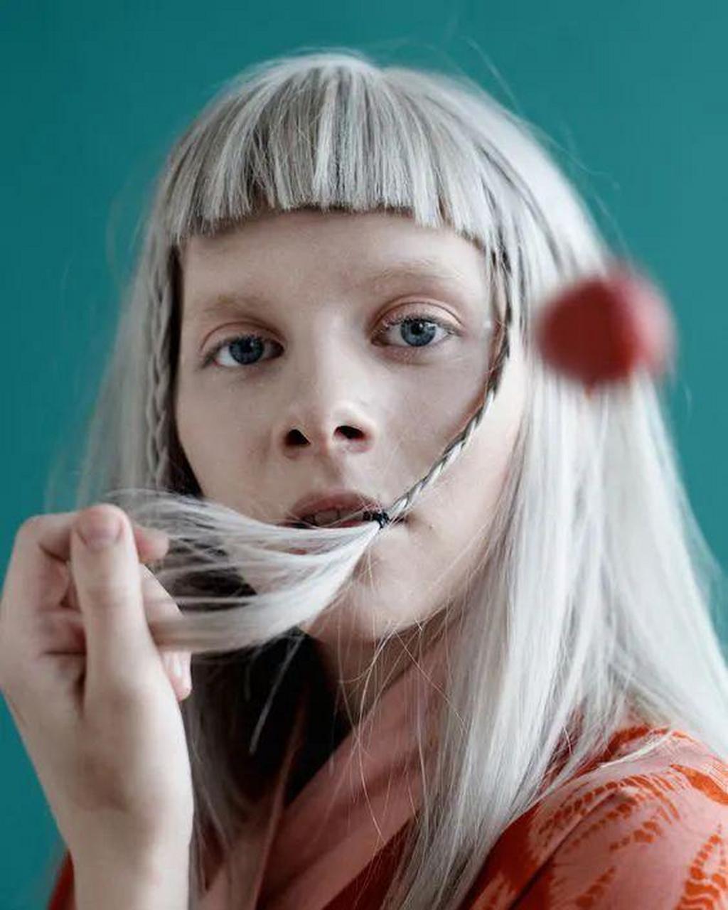 她是 aurora aksnes,来自挪威卑尔根的流行乐女歌手.