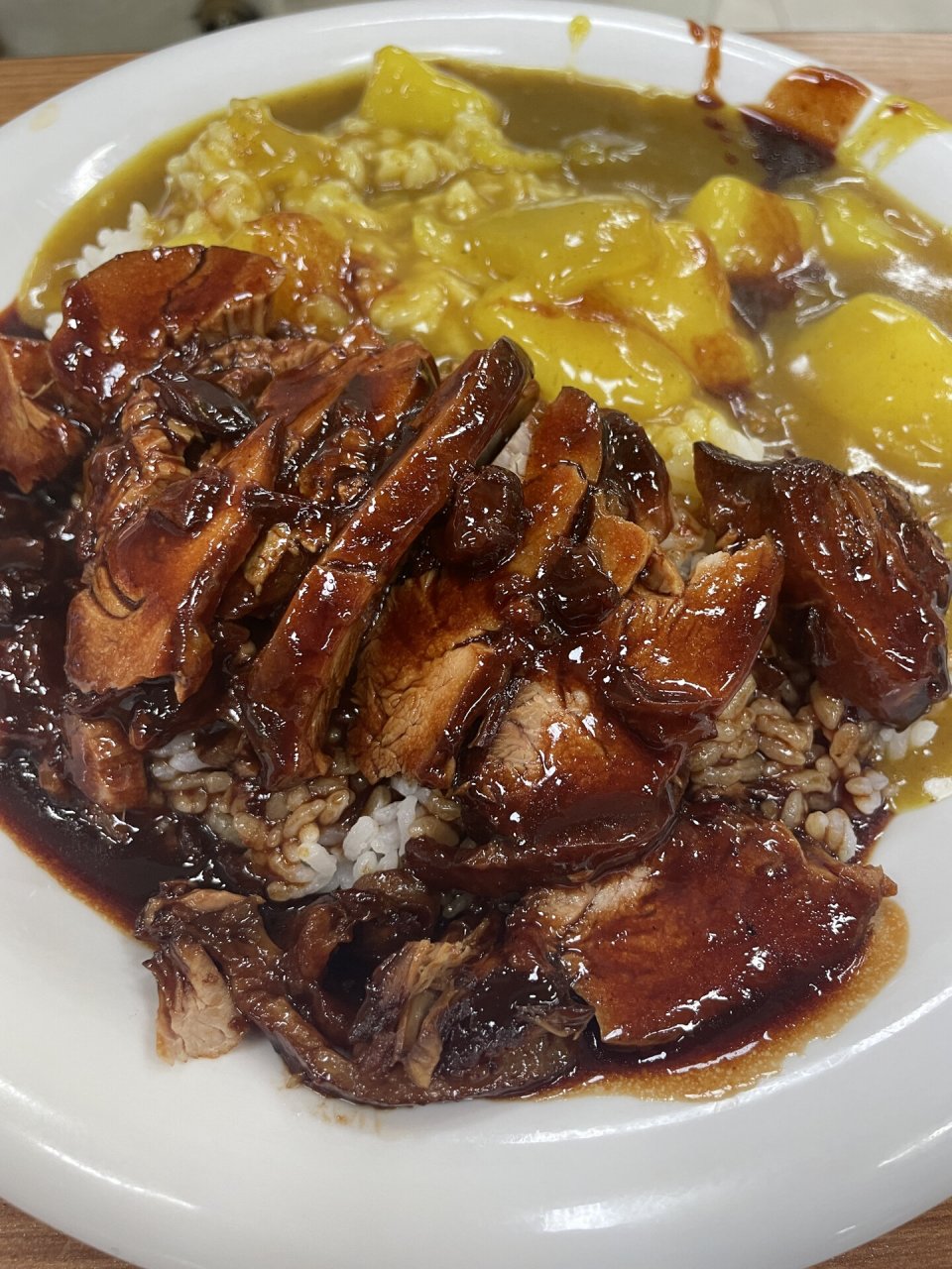 秘制卤鸭饭 卤鸭饭是咖哩汁和卤鸭汁混合盖浇到米饭上的美食.