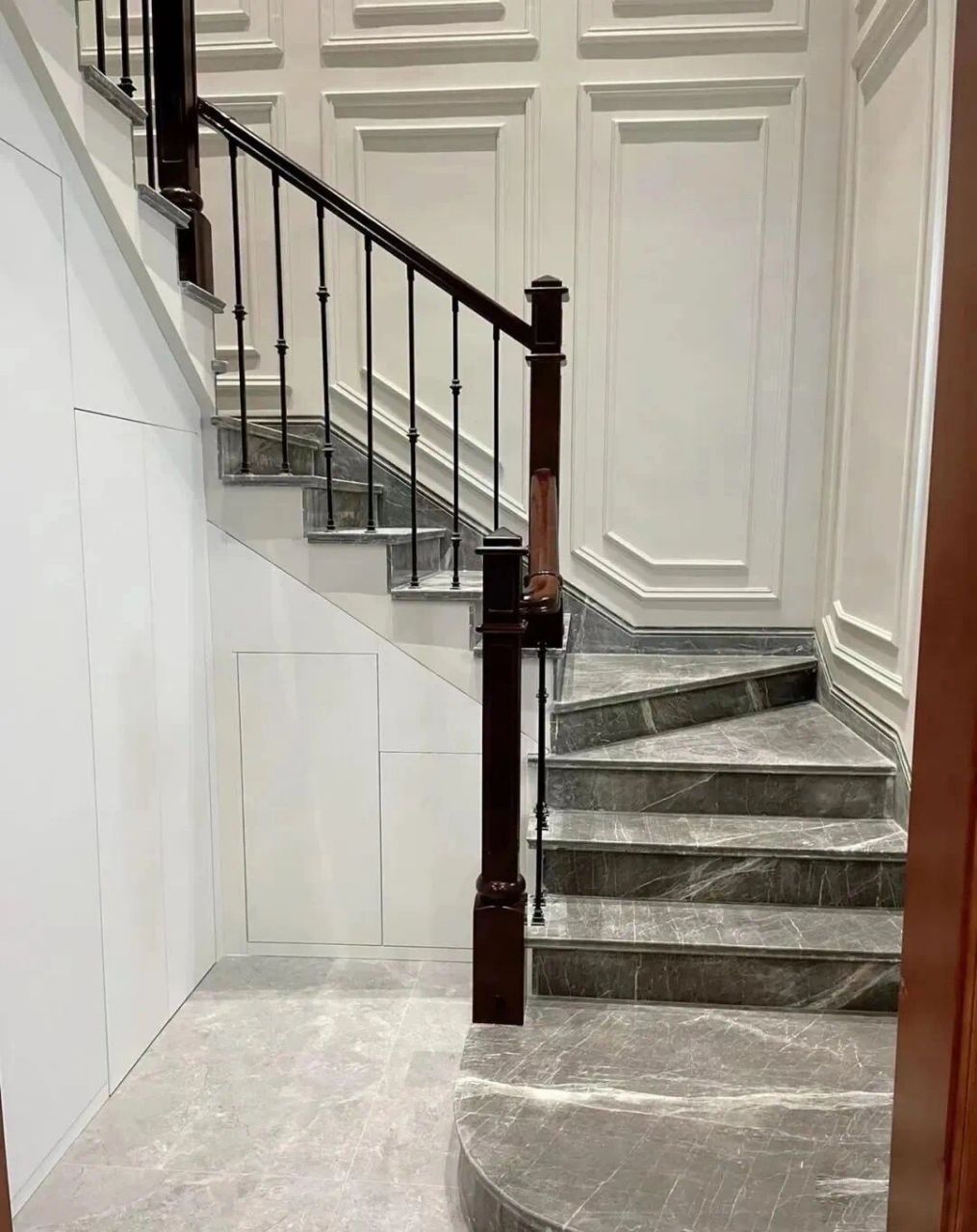 280一步的灰色大理石楼梯77搭配铁艺扶手 效果也是yyds哦