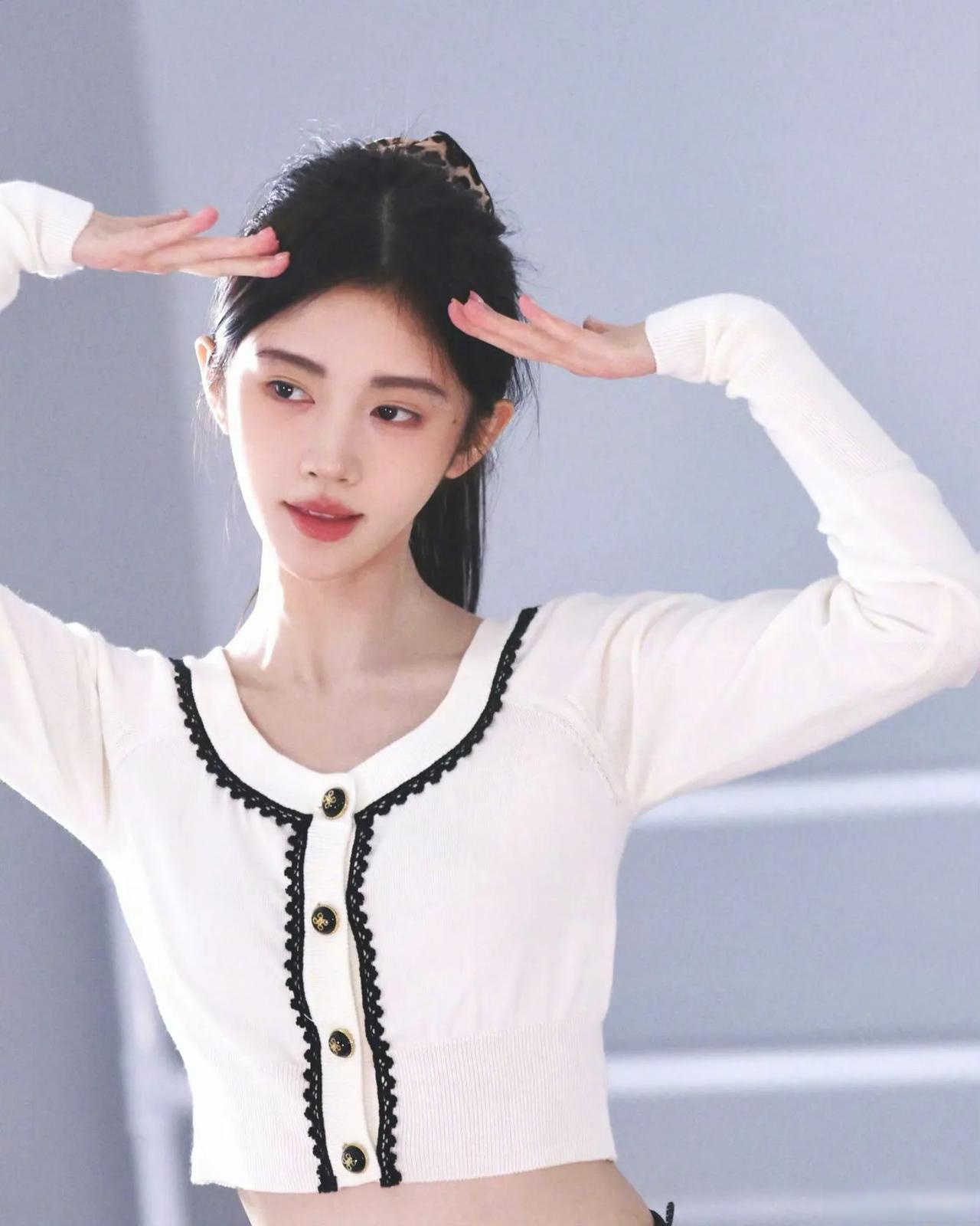鞠婧祎露腰look 小鞠腰真的太细了露腰look简单随性又美丽哒鞠婧祎