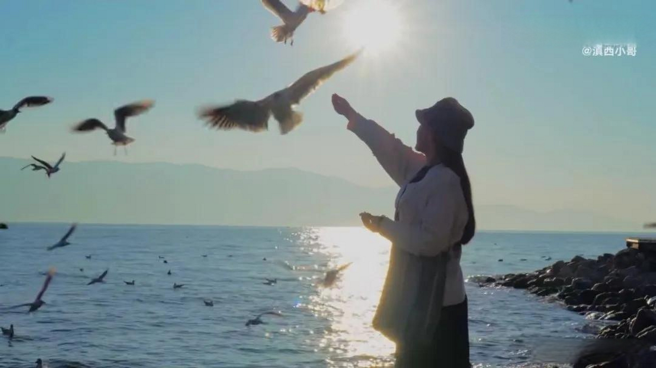 近日,云南网红"滇西小哥"为了炒作其带货的鲜花饼,不顾大理洱海禁止投