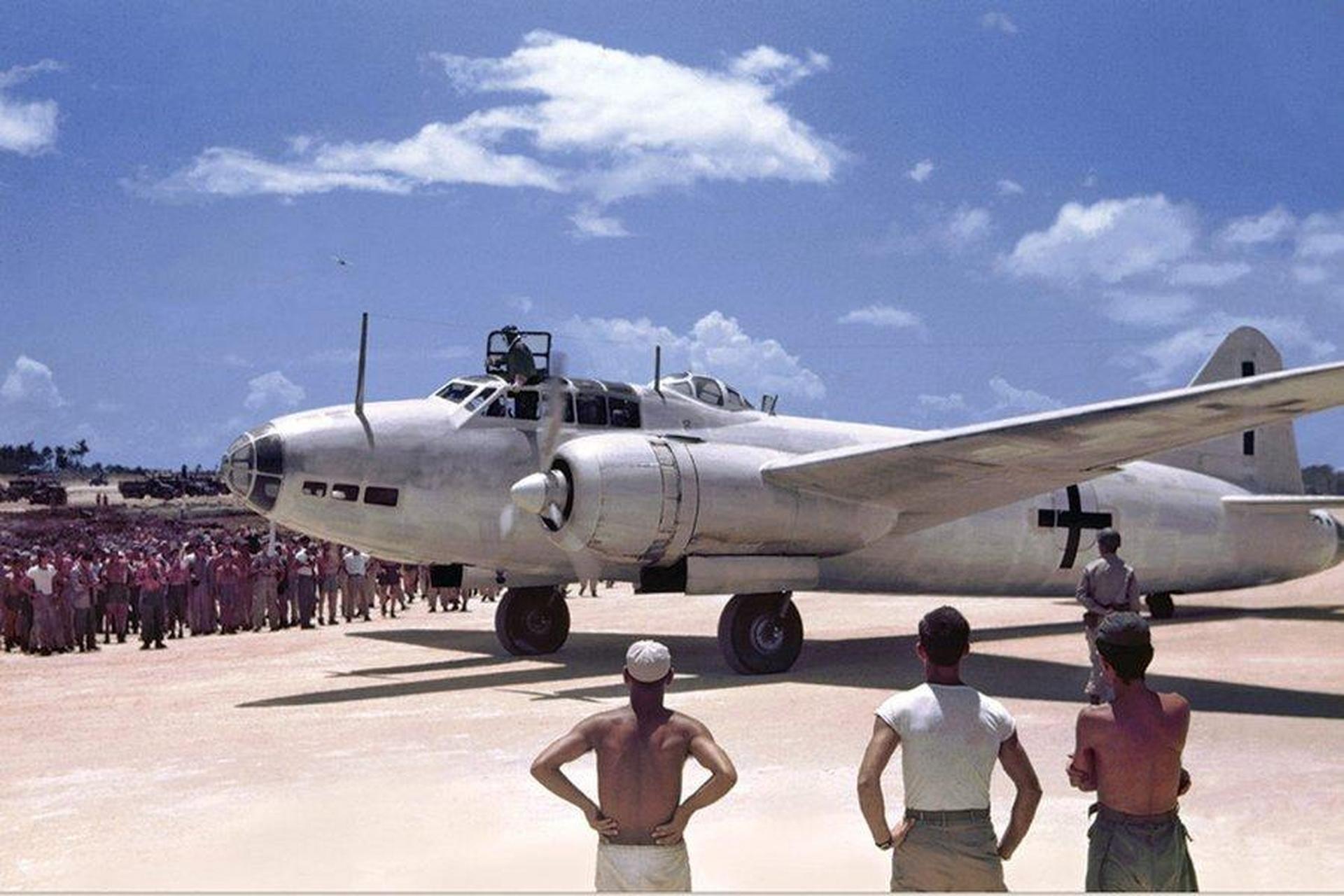 1945年,一架日本三菱 g4m"贝蒂"轰炸机,被临时涂成白色以及十字标记