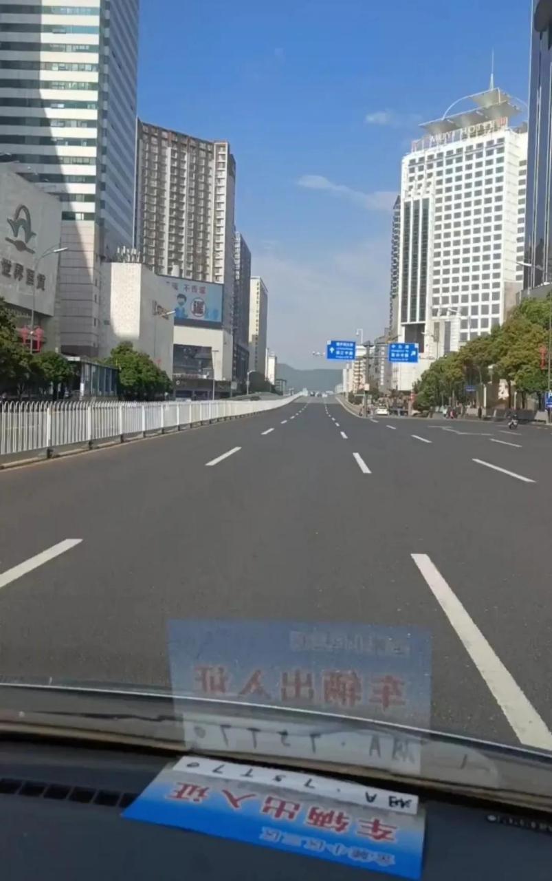 长沙五一路空空如也,这么大的长沙城一辆车都没有,看来长沙的防疫工作
