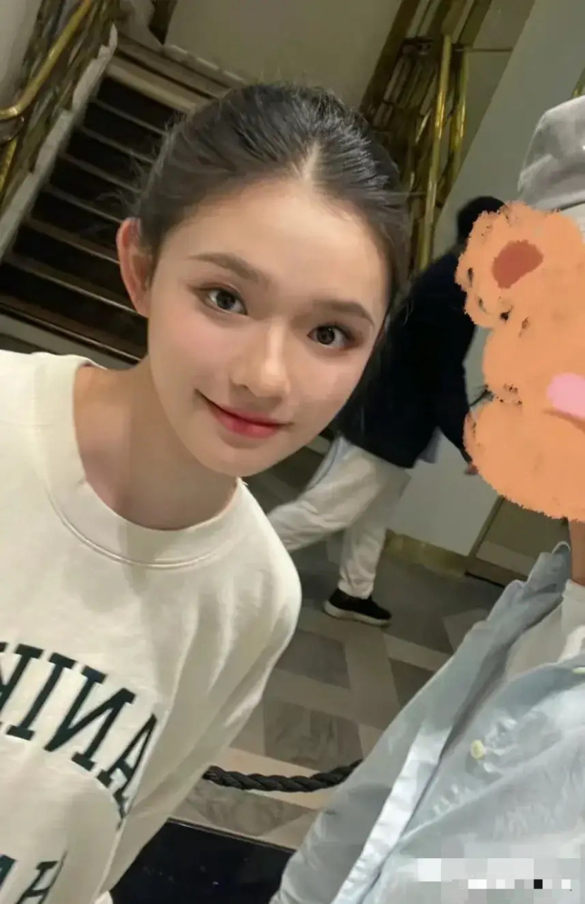 林允路透生图,真的是好上镜啊,面部流畅度太优越了吧.