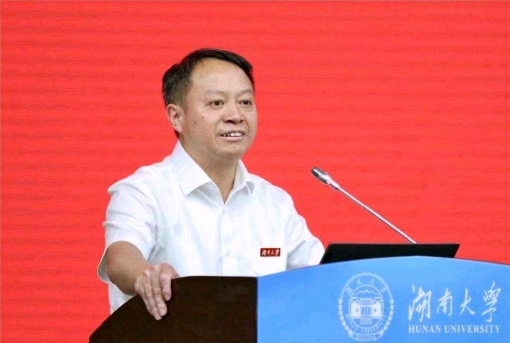 所以,中南大学的校长级别可是比湖南大学校长更高的!