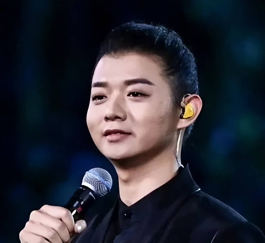霍尊,这位34岁的音乐才子,时隔四年再次出现在大众视线,真是让人感叹