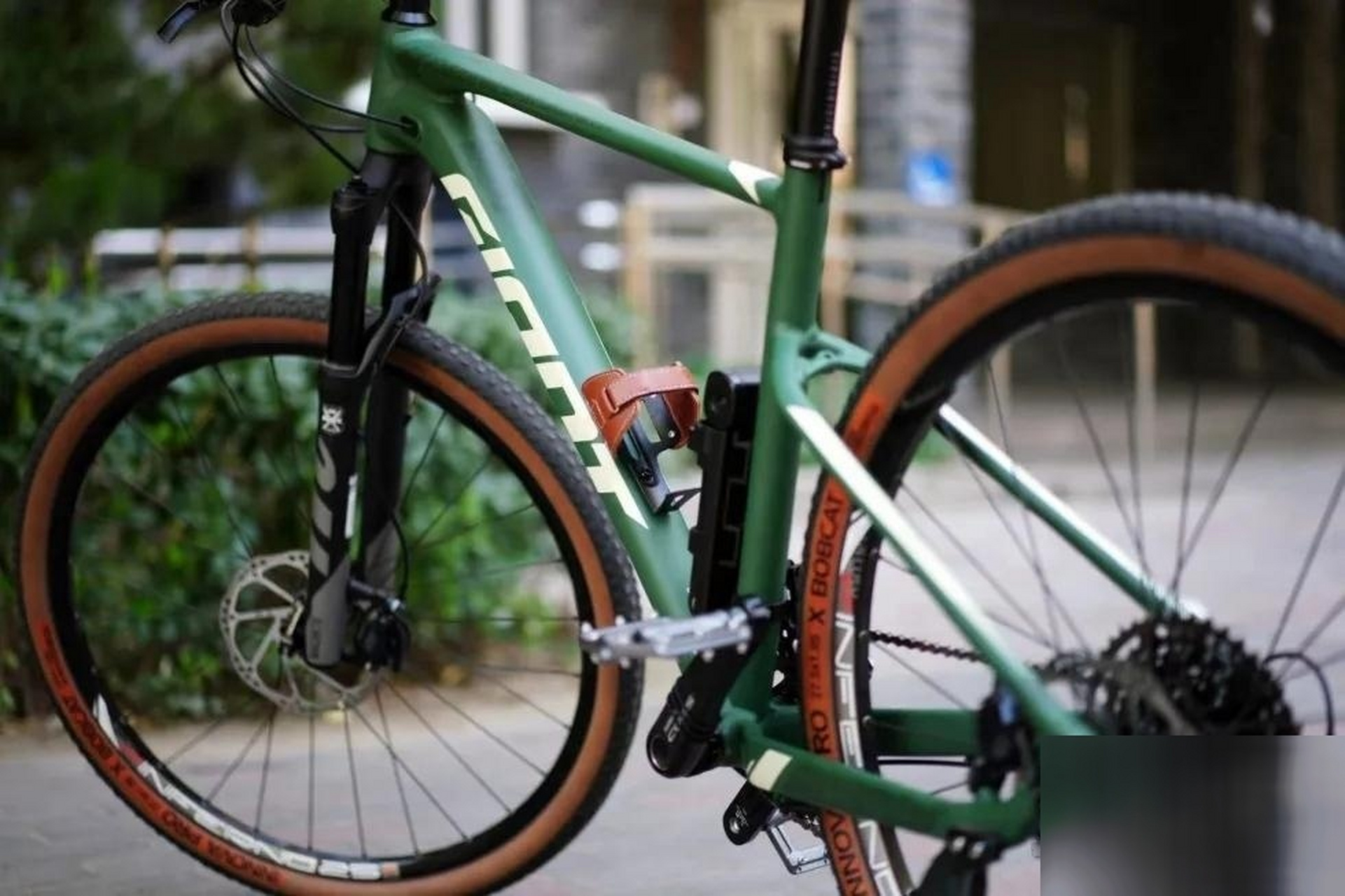 捷安特giant xtc800.自行车推荐 2024款的主要改变如下: 1.