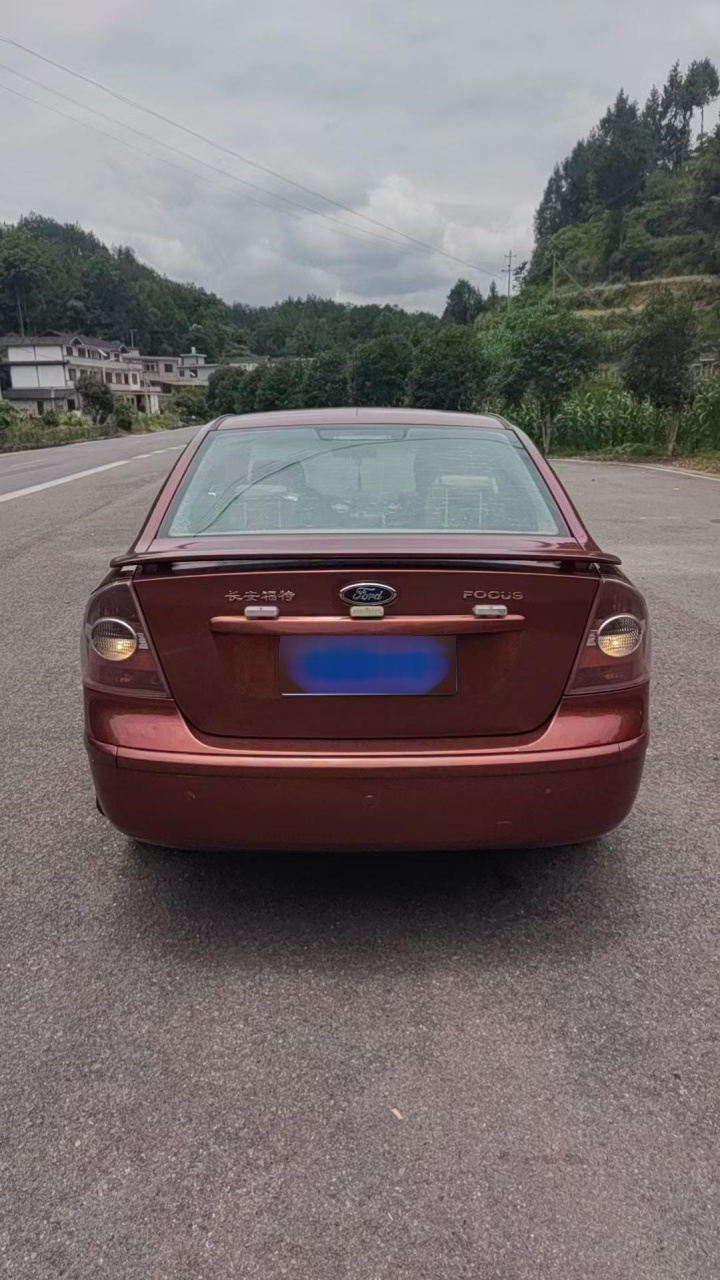 给大家带来个老古董美系车,07年的福特福克斯,自动挡开天窗,四个新