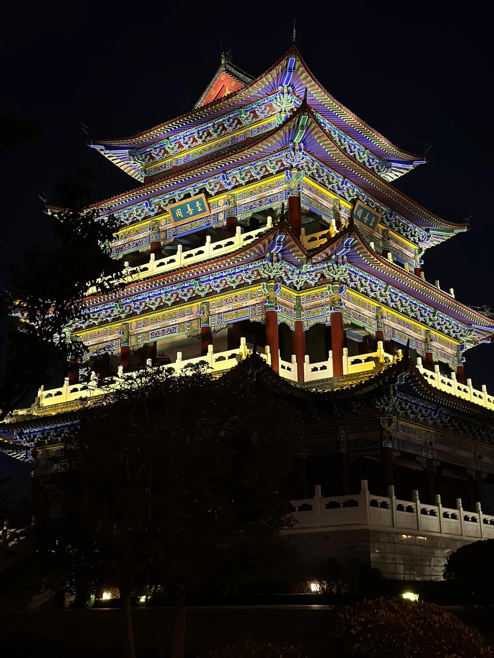 嘉祥的夜别有一番滋味,石雕广场古色古香,银泰广场潮流荟聚.