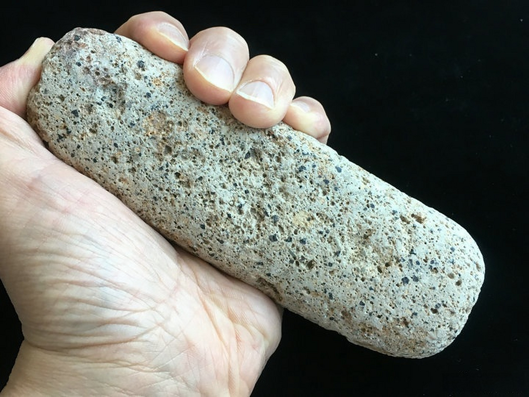 石锤,有明显的史前人类长期使用痕迹,是给种子脱壳或捣碎食物的工具