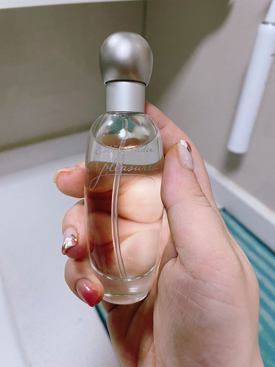 新香水安利:雅诗兰黛欢沁 听说是20年前就有的香水,怀旧风,买来在洗手