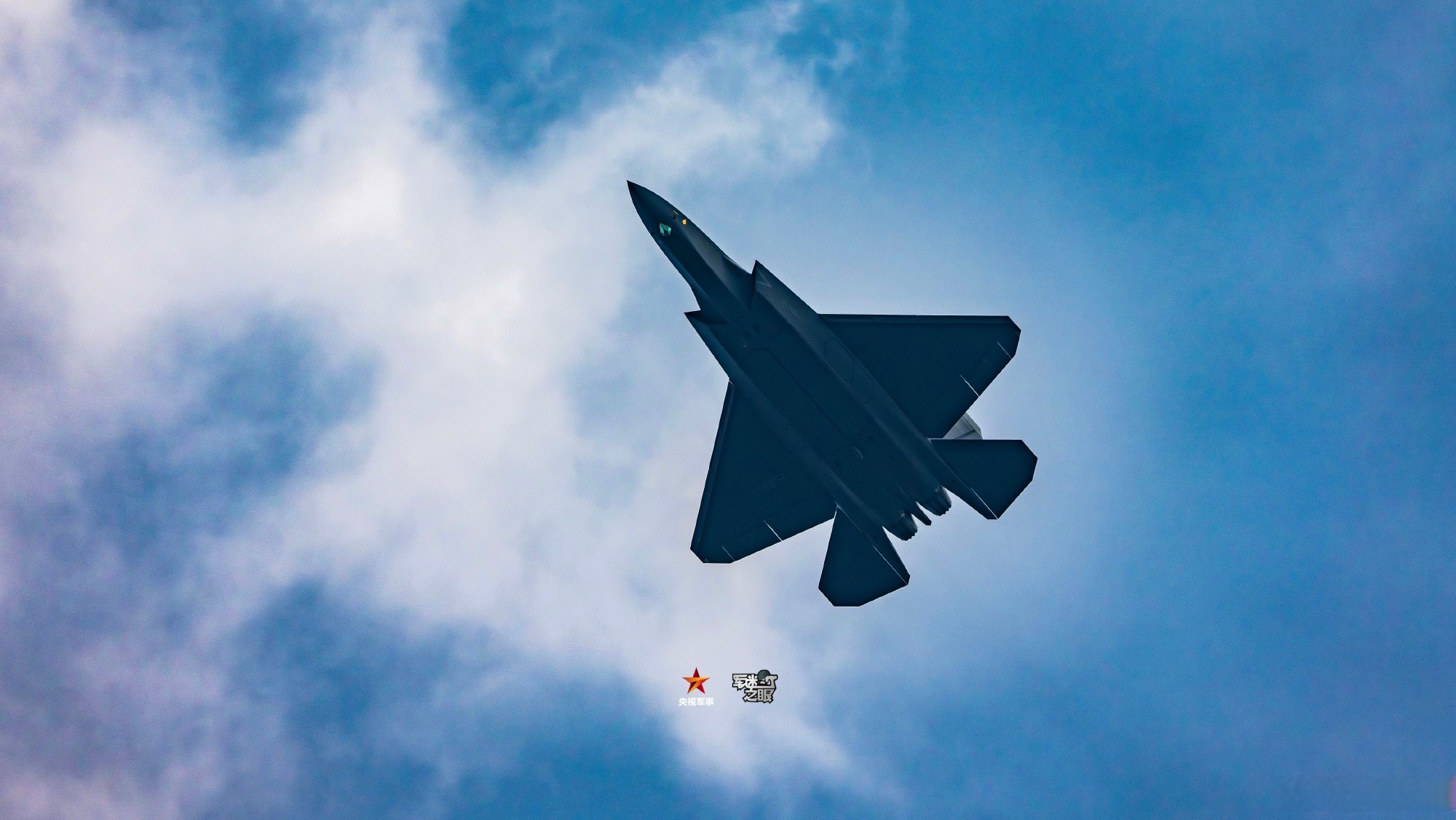 空中方阵歼20领衔"七剑下天山"