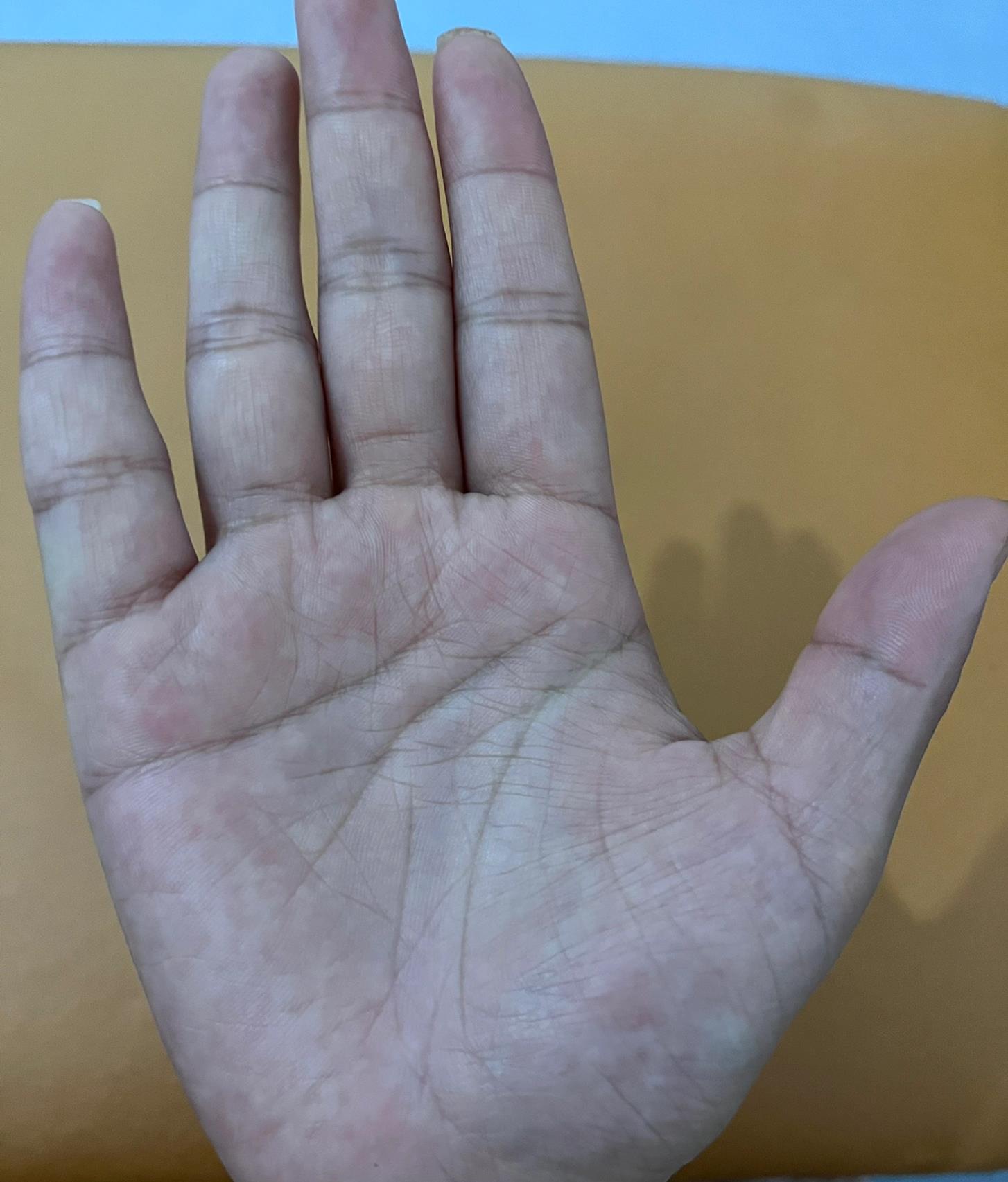 女生右手川字掌