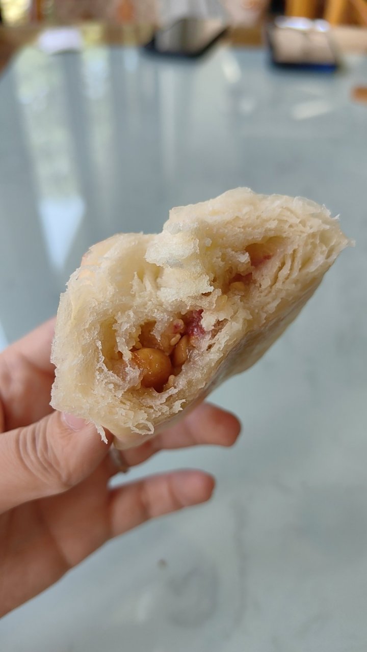 前两天我在大理吃了一个甜包子,里面还有鲜花,可好吃了,不知道这叫啥