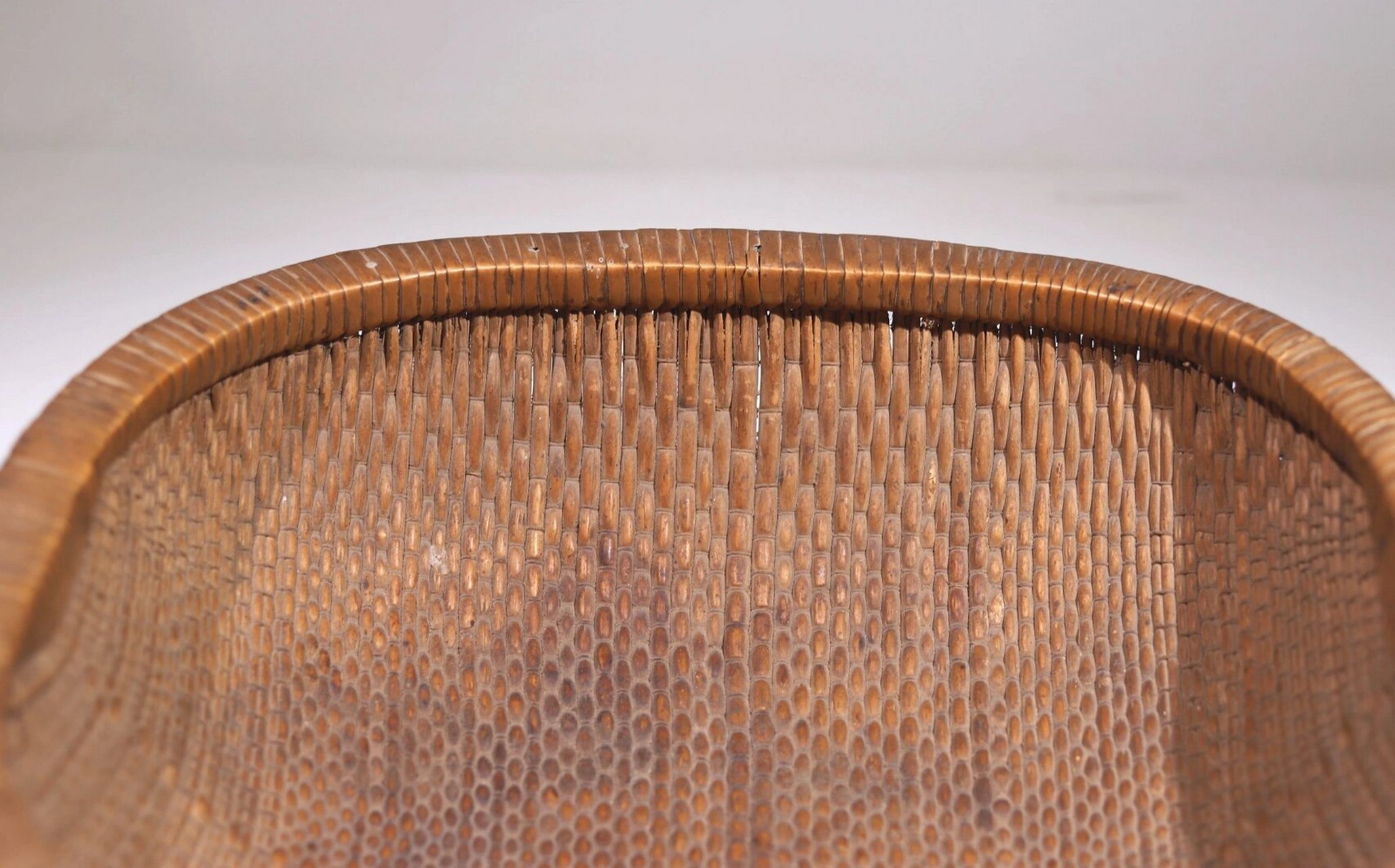 老柳编笸箩 原皮壳.编织精巧,方器较少.长,宽35.8厘米,高12.5厘米.